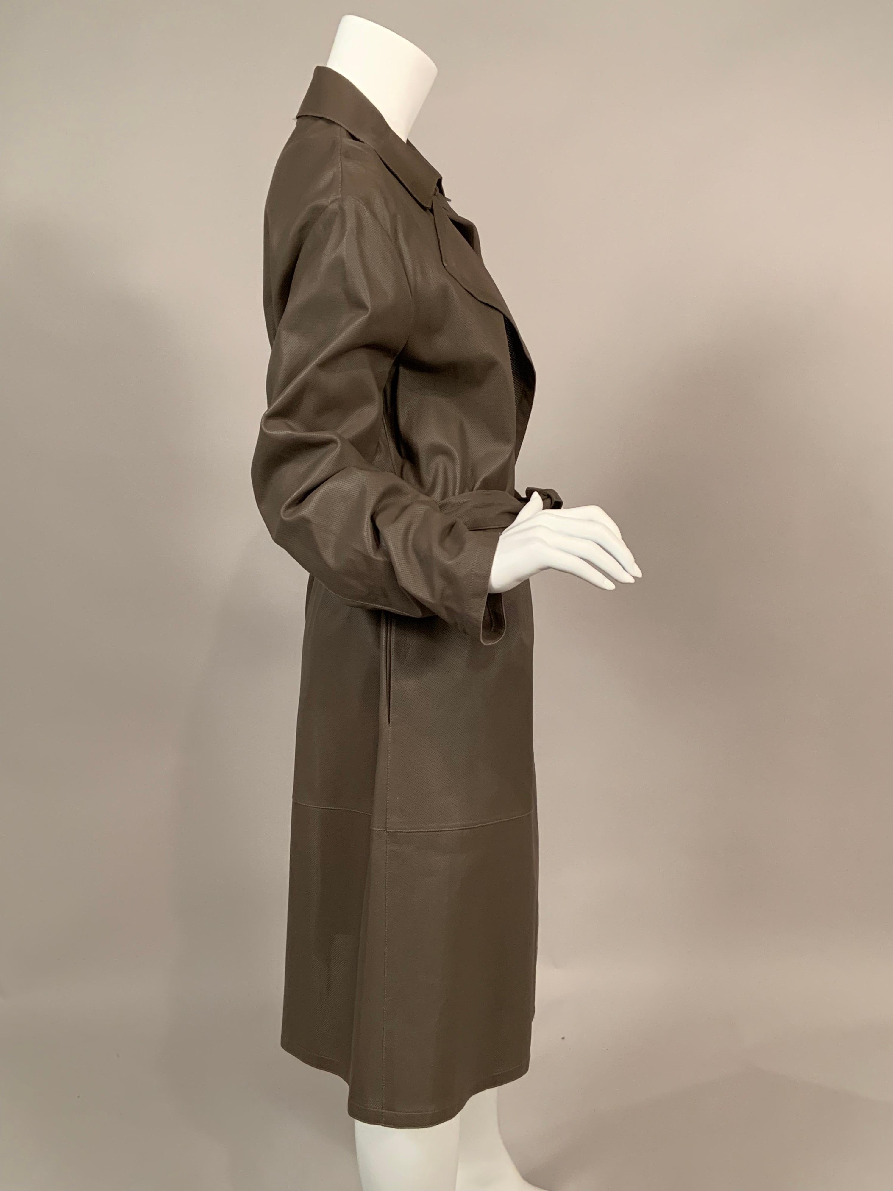 Trench in pelle color taupe traforato di Giorgio Armani In condizioni ottime in vendita a New Hope, PA