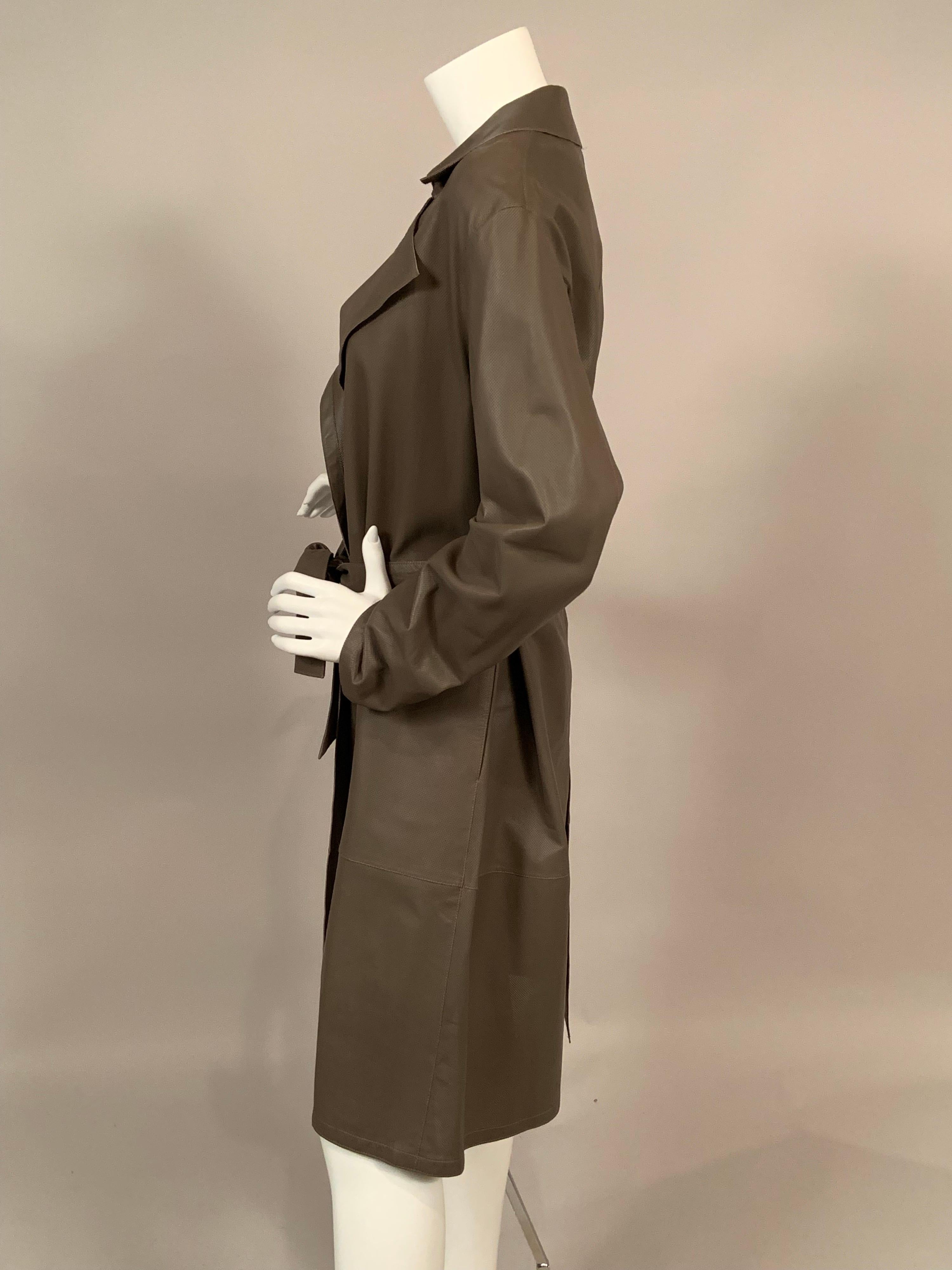 Trench in pelle color taupe traforato di Giorgio Armani in vendita 1