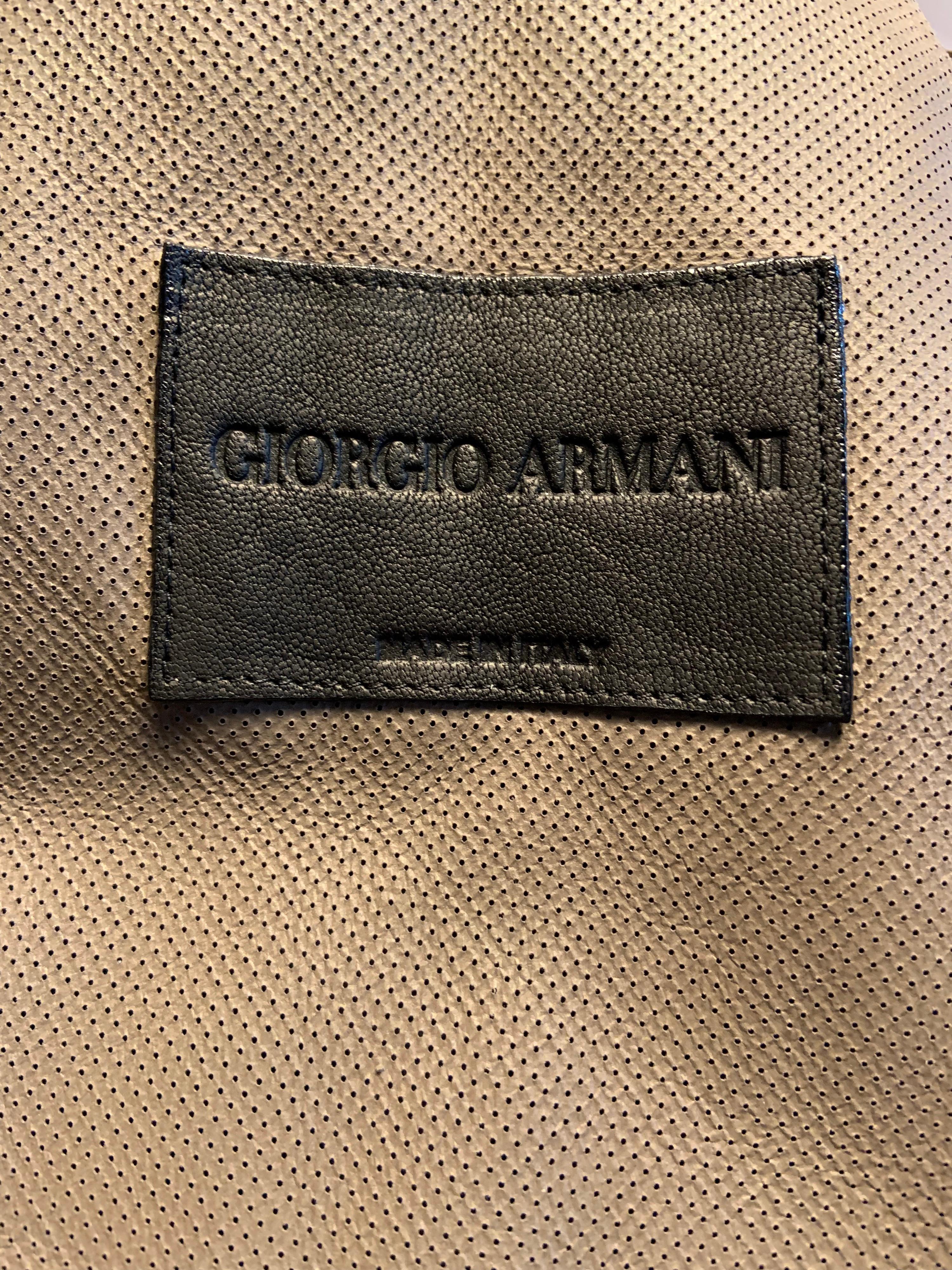 Trench in pelle color taupe traforato di Giorgio Armani in vendita 2