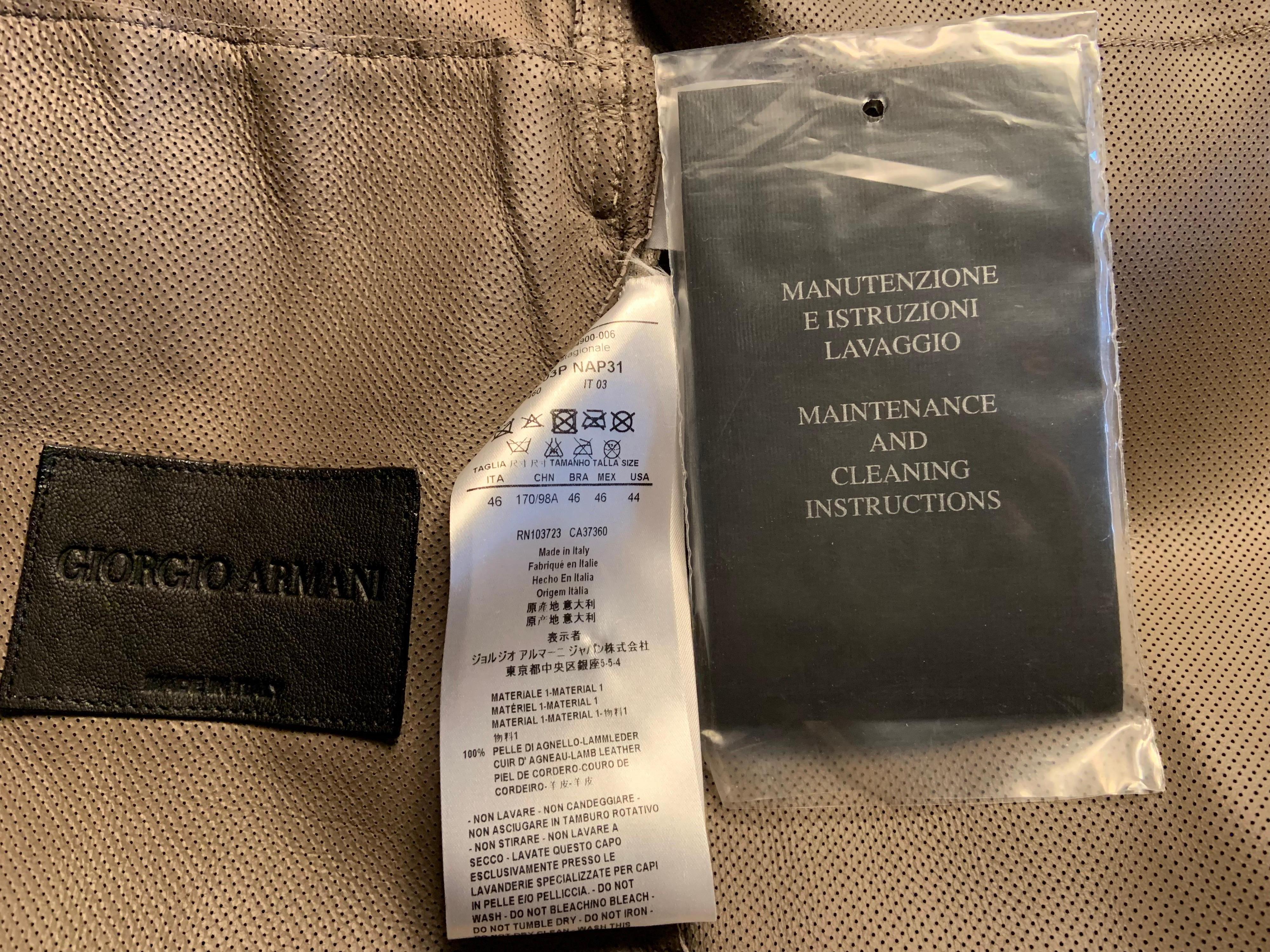 Trench in pelle color taupe traforato di Giorgio Armani in vendita 3