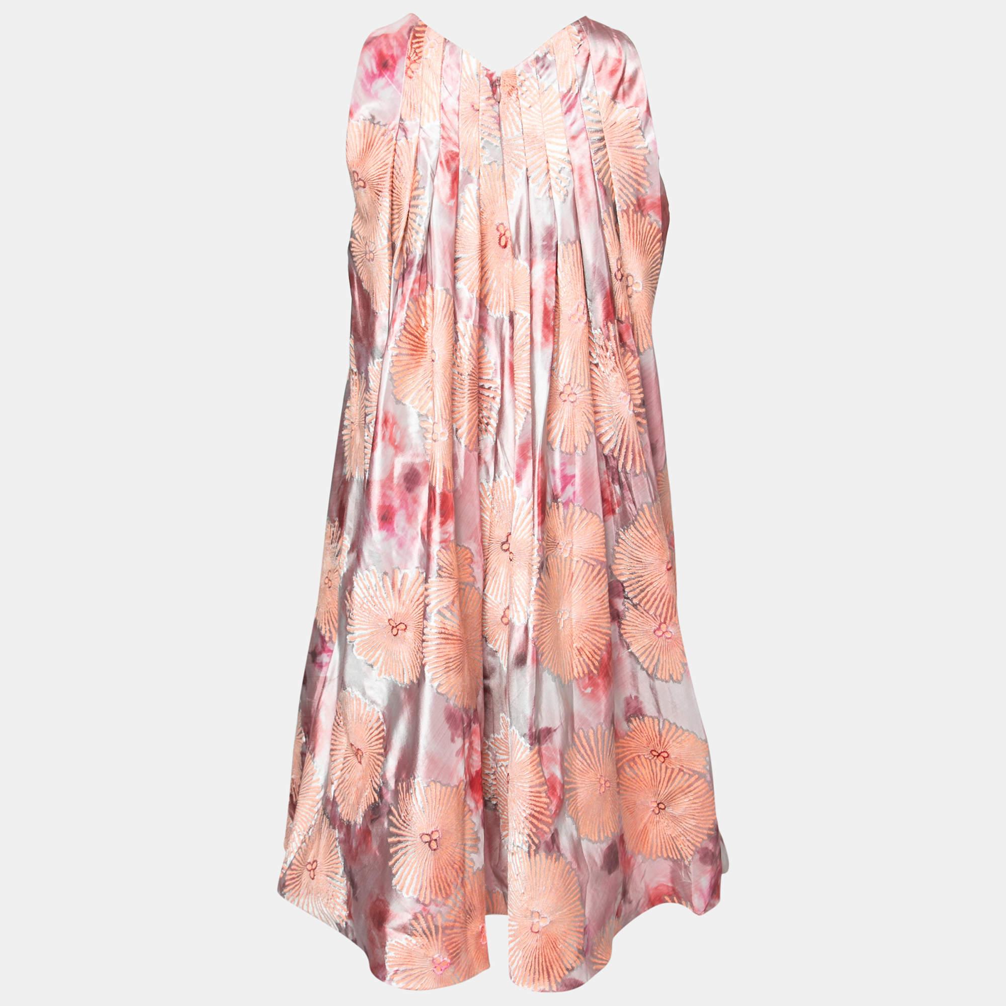 Summertime calls for beautifully flowy silhouettes like this Giorgio Armani dress. Stitched using pink jacquard fabric, this shift dress exhibits floral details and pleated formations. It has a sleeveless style, a zipper, and two functional pockets.
