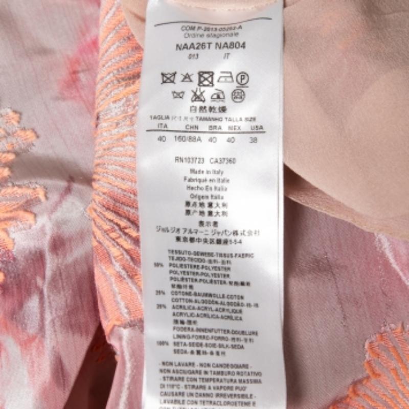 El verano exige siluetas maravillosamente fluidas, como este vestido de Giorgio Armani. Cosido con tejido jacquard rosa, este vestido recto exhibe detalles florales y formaciones plisadas. Tiene un estilo sin mangas, una cremallera y dos bolsillos