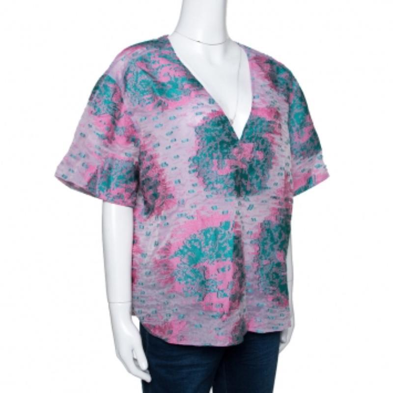 This stunning blouse comes from the house of Giorgio Armani. Crafted from quality fabrics, it features floral jacquard detailing throughout. The blouse has a mix of colours and comes with short sleeves, a V neckline and an oversized fit. It is just