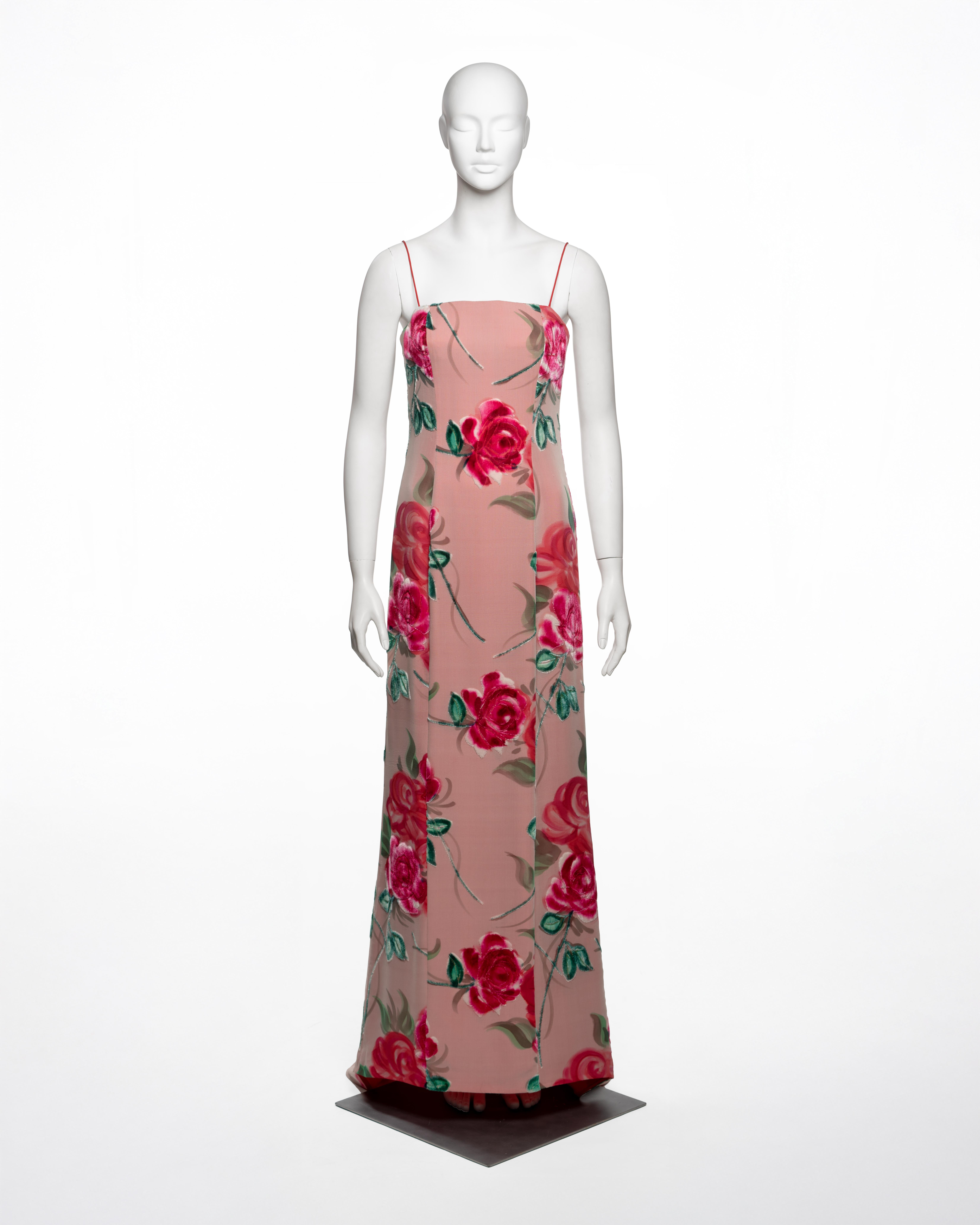 Abendkleid, entworfen von Giorgio Armani für die Herbst-Winter-Kollektion 1996, wahrscheinlich ein exklusives Design für die Boutique. Es ist aus leichtem Seidenchiffon gefertigt und mit einem floralen Devoré-Samtmotiv versehen, das einen
