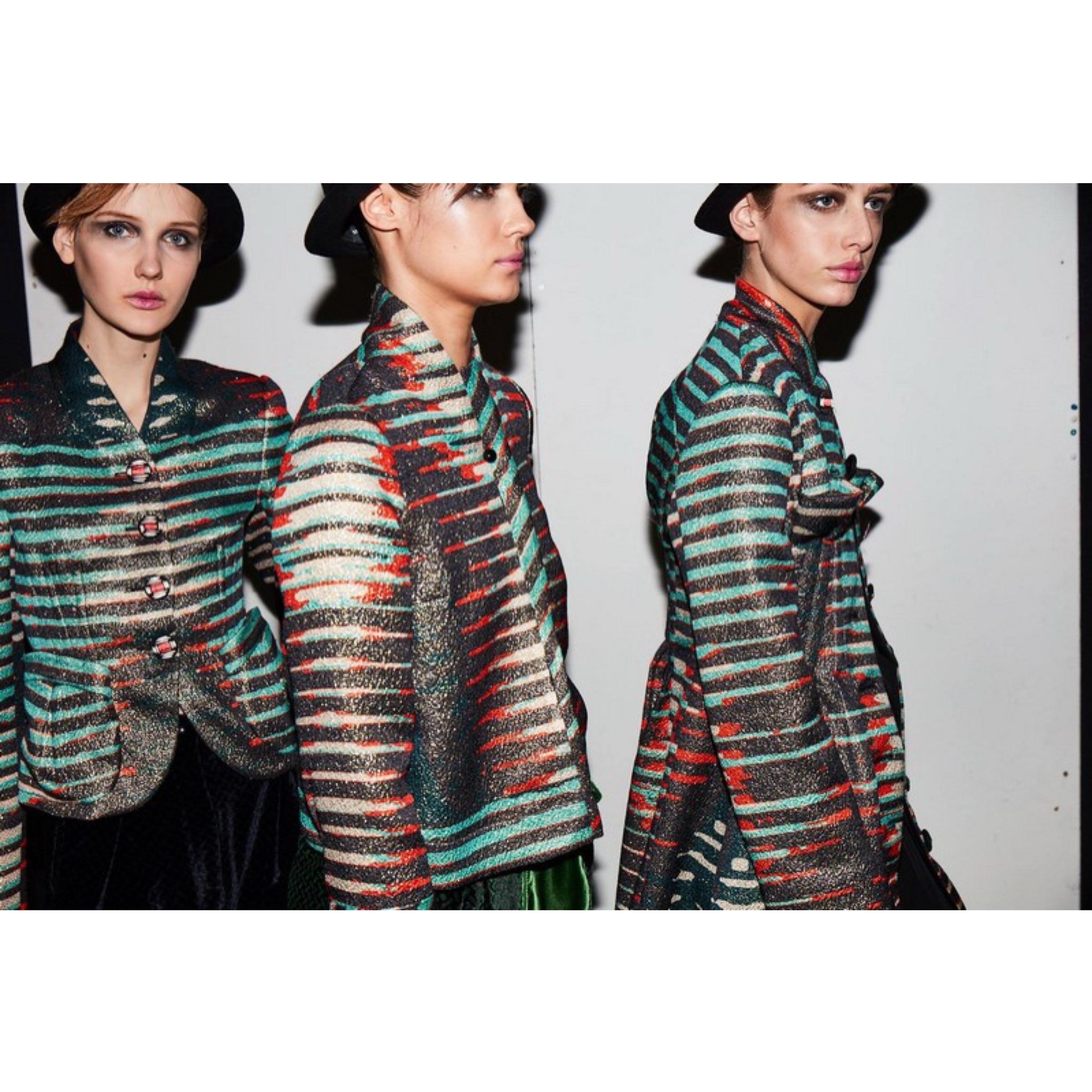 Giorgio Armani, cappotto a righe in lana e seta della Pre-Fall 2017, con etichette in vendita 8