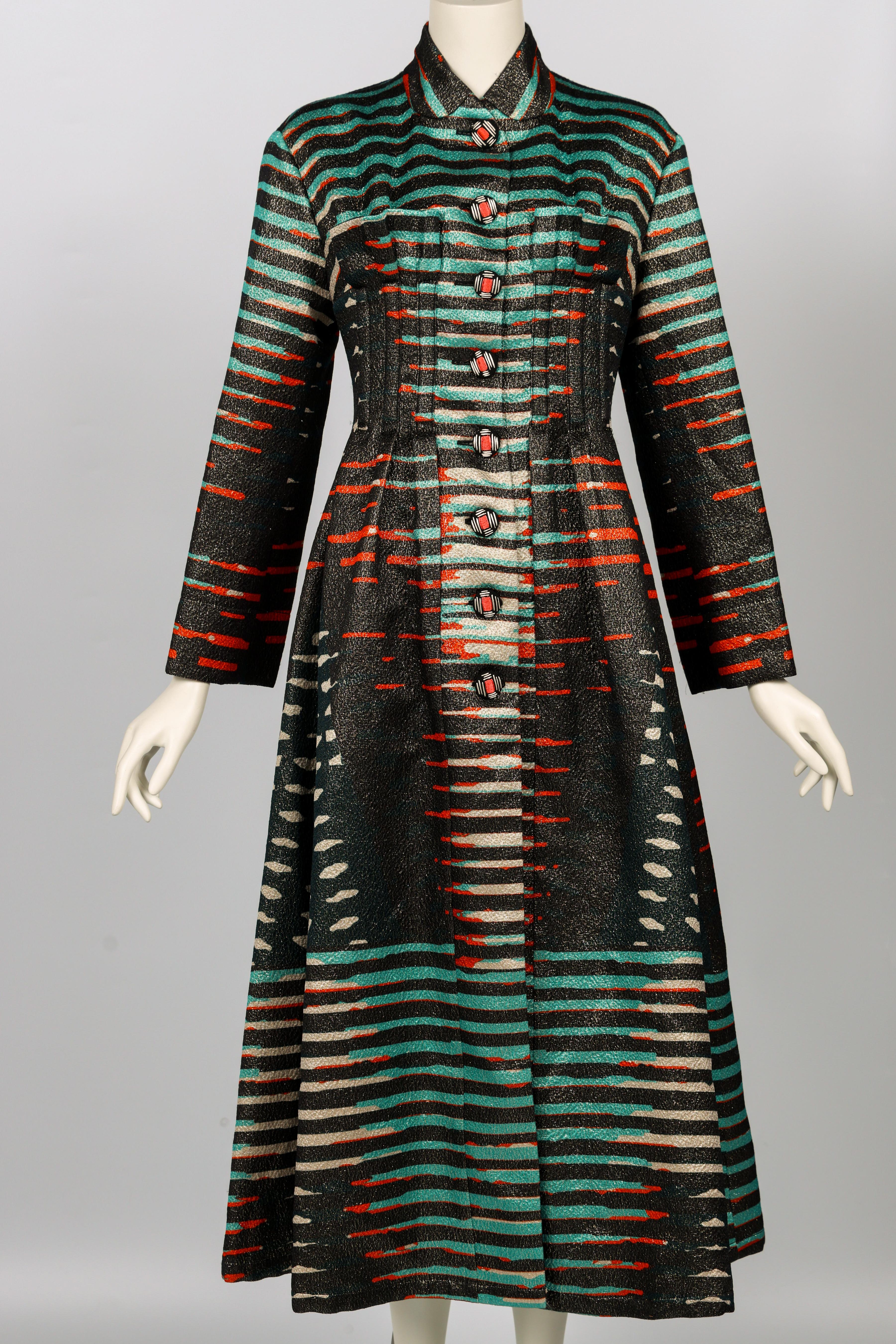 Dalla collezione Pre-Fall 2017 di Giorgio Armani, questo cappotto è uno straordinario esempio dell'eleganza architettonica dello stilista. Realizzato in un lussuoso misto seta e lana con una sottile lucentezza metallica, il tessuto prende vita con