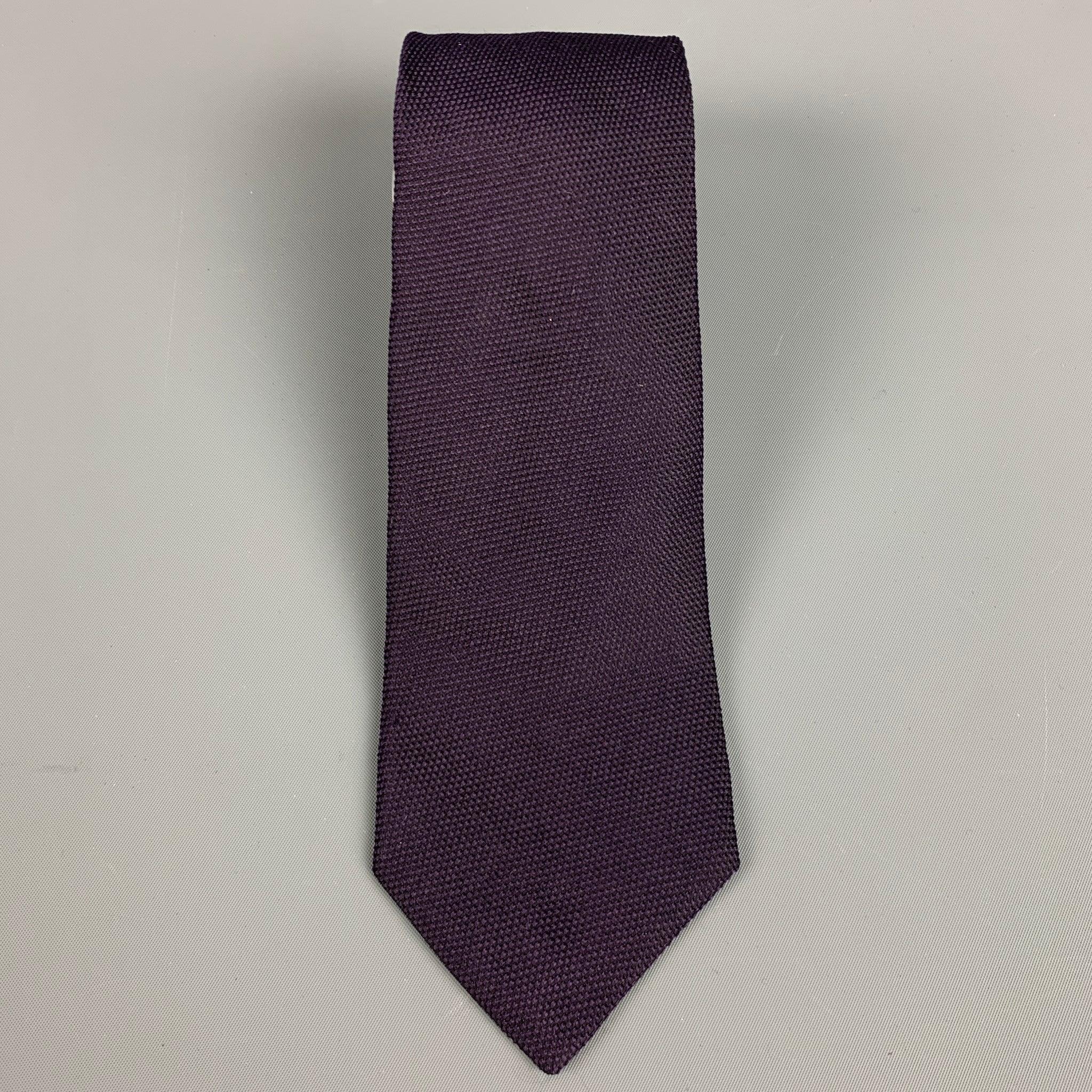GIORGIO ARMANI
necktie in a purple and black silk fabric featuring a textured appearance. Made in Italy.Excellent Pre-Owned Condition. 

Measurements: 
  Width: 3 inches Length: 58 inches 
  
  
 
Reference: 127988
Category: Tie
More Details
   