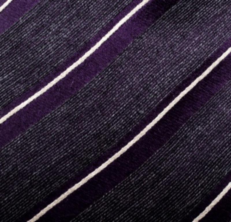 Esta corbata de seda y lana de Giorgio Armani es perfecta para ti. Diseñada con rayas diagonales, esta corbata morada viene con la etiqueta y una trabilla en la parte posterior. Llévalo a tus reuniones más importantes y seguro que serás el caballero