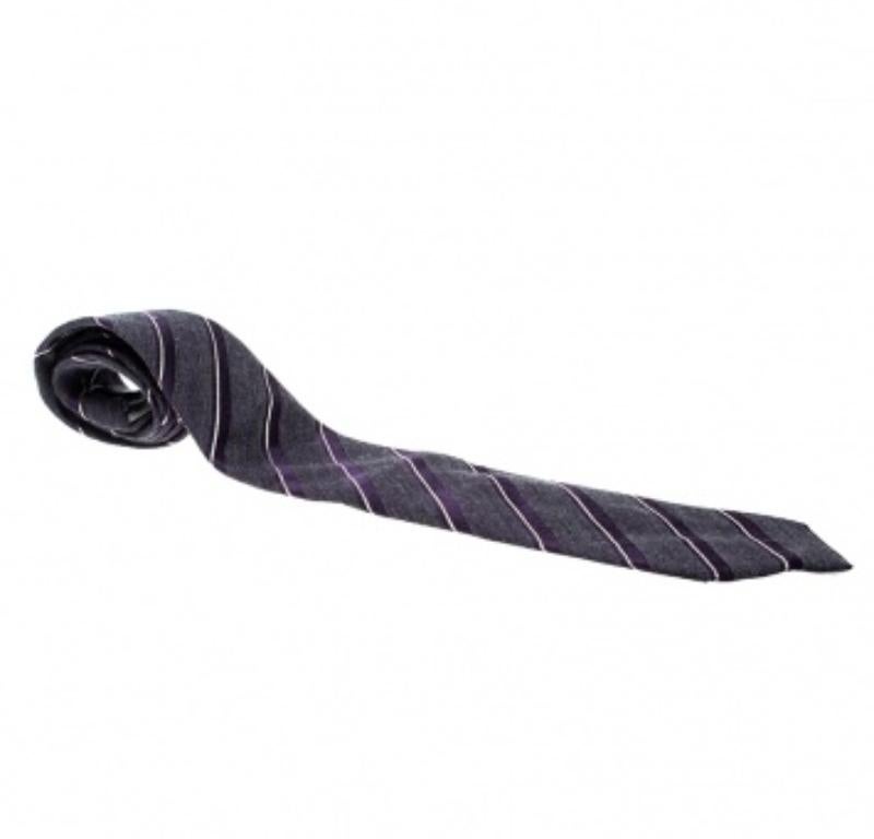 Corbata tradicional de seda y lana con rayas diagonales moradas Giorgio Armani en Bueno estado para la venta en Dubai, Al Qouz 2