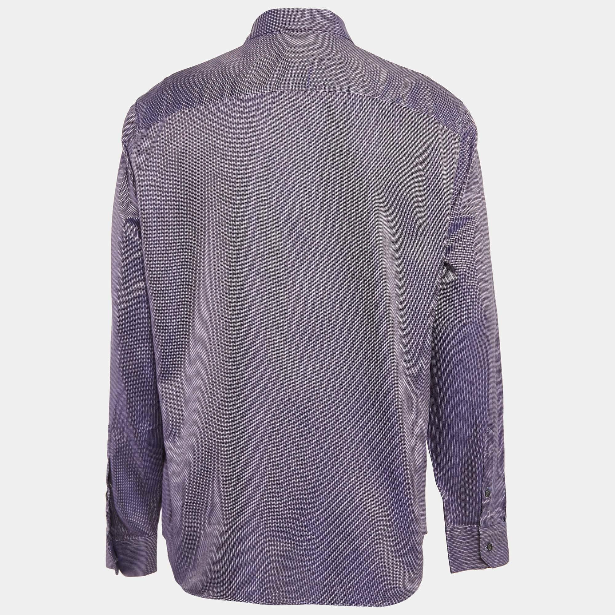 Questa camicia firmata è favolosa. È realizzata con materiali pregiati e presenta una silhouette aderente. Abbinalo a pantaloni e mocassini per un ensemble di tendenza.