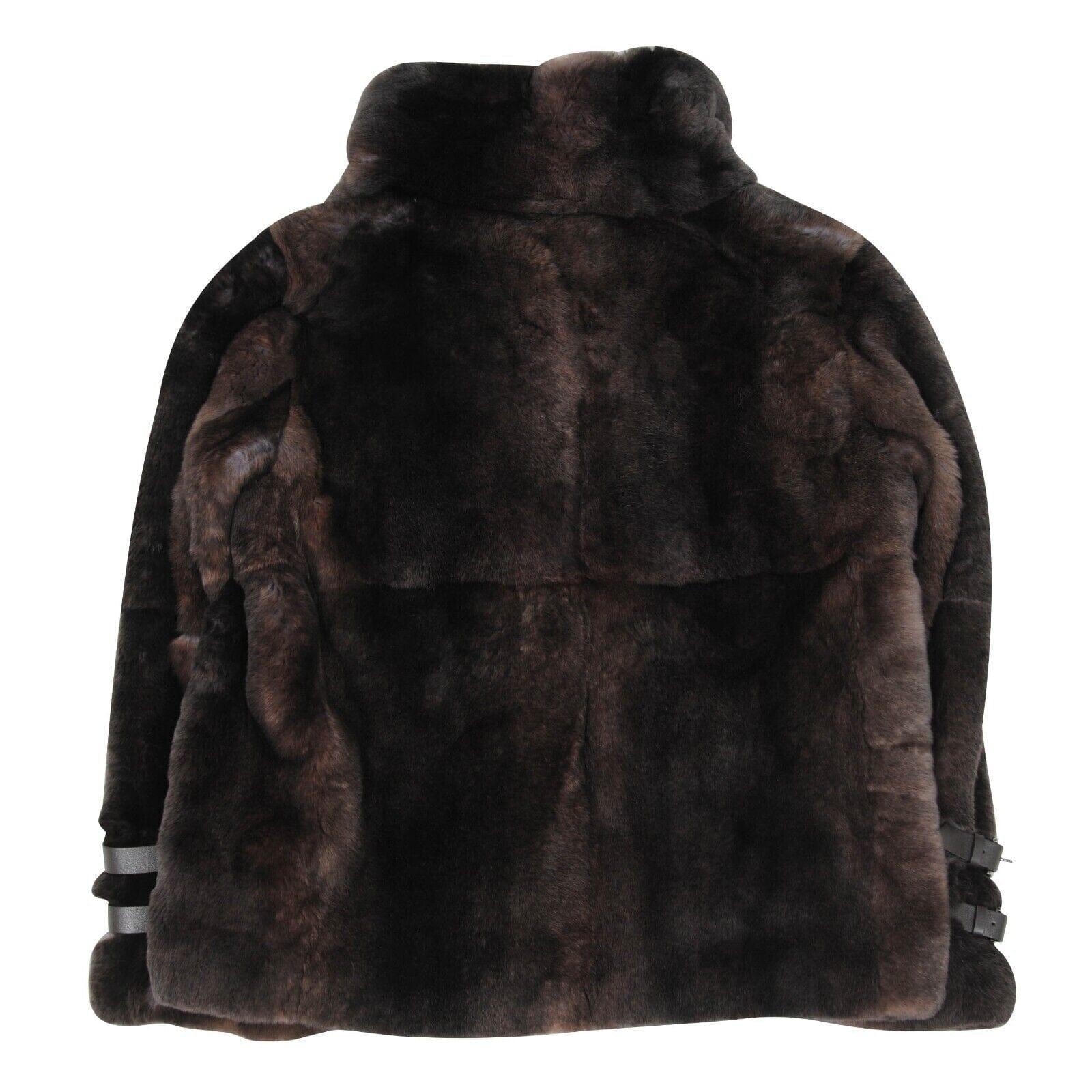 - 100% Pelliccia di coniglio all'esterno (bellissimo colore marrone)

- Cinghie di cuoio sulle braccia e sul collo (cinghie bondage) 

- Taggato taglia 48 IT - Taglia US12 XXL Donna ( Misure sotto ) 

- Prodotto in Italia

- ACQUIRENTI