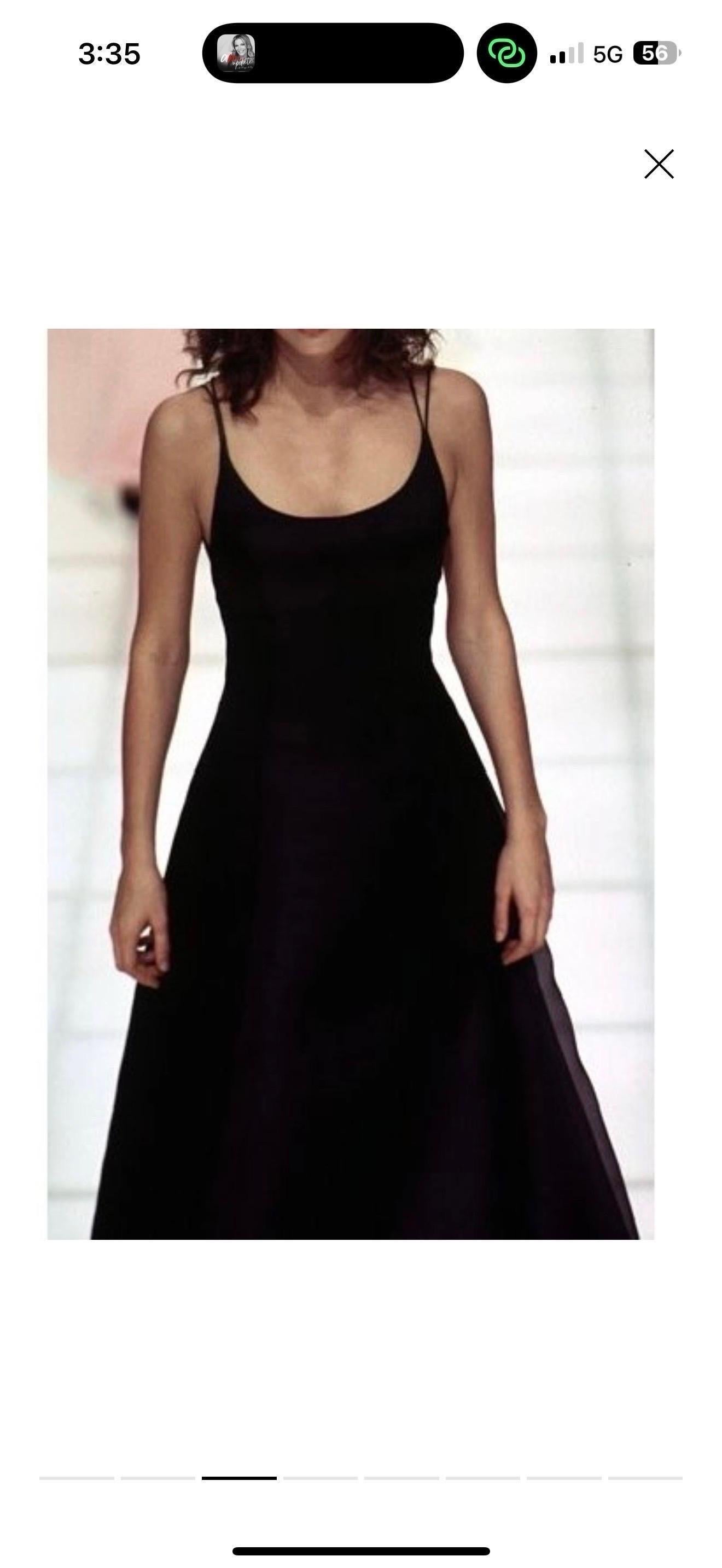 Cette robe en organza de soie noire, une pièce rarement vue de la collection printemps-été 1996 de Giorgio Armani, capture l'essence de l'ère Armani des années 90 - fluide, sensuelle et imprégnée d'un glamour discret.

Coupé dans un organza de soie