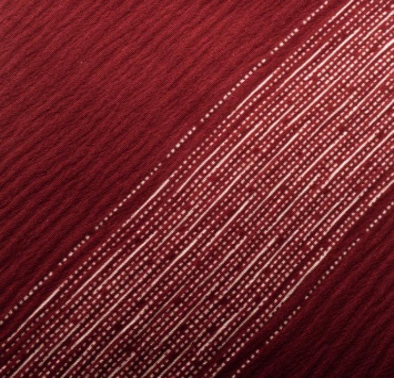 Der Glanz, der Luxus und die Weichheit der Seide verleihen dieser Krawatte von Giorgio Armani einen Hauch von Eleganz. Diese traditionelle rote Krawatte ist über und über mit kontrastierenden Streifen versehen. Kombinieren Sie es mit Ihren besten