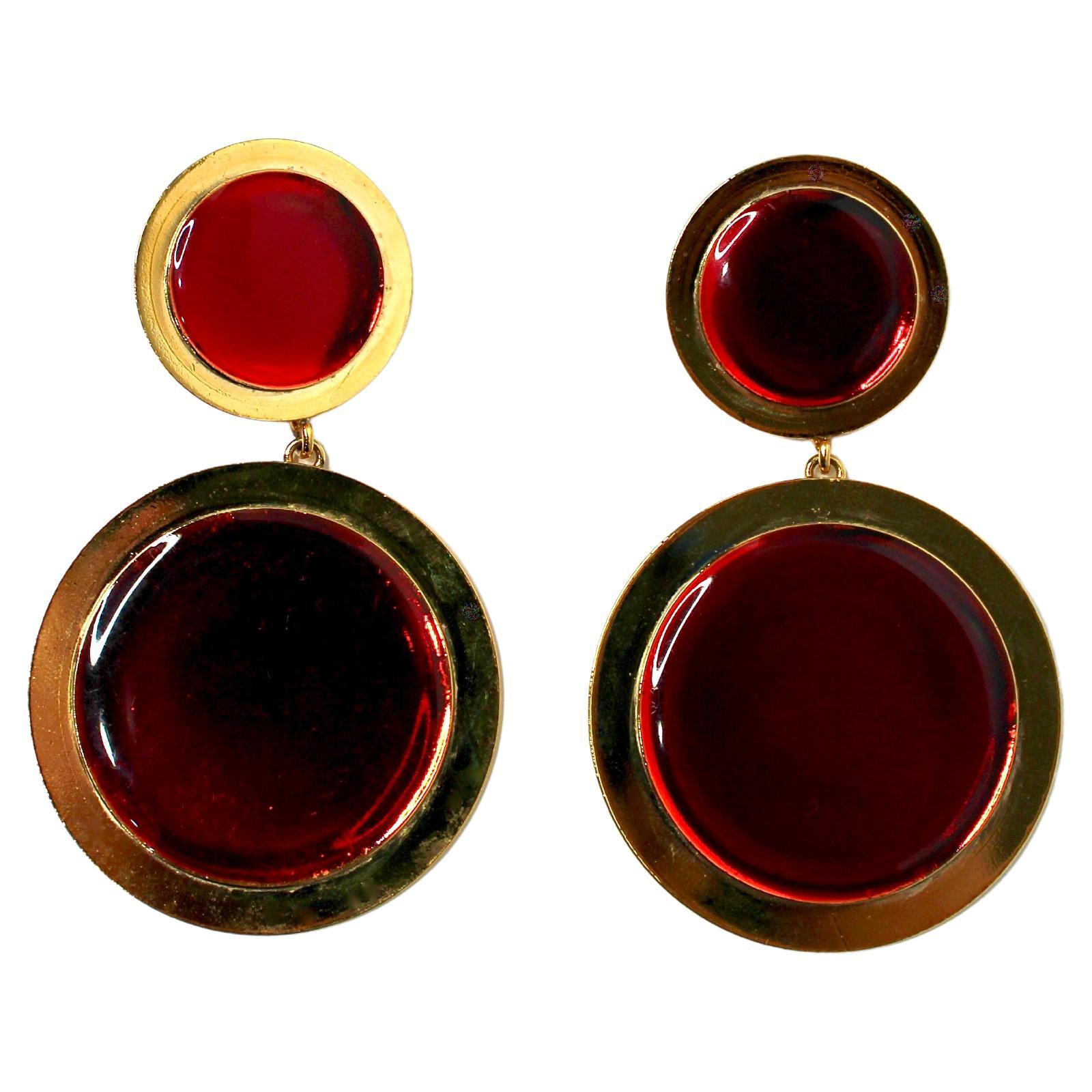 Gli orecchini a clip Giorgio Armani Red & Gold-Tone Statement, risalenti agli anni '80 circa, sono uno splendido esempio di gioielli di lusso vintage. Questi audaci orecchini sono caratterizzati da un'impressionante combinazione di rosso vibrante e