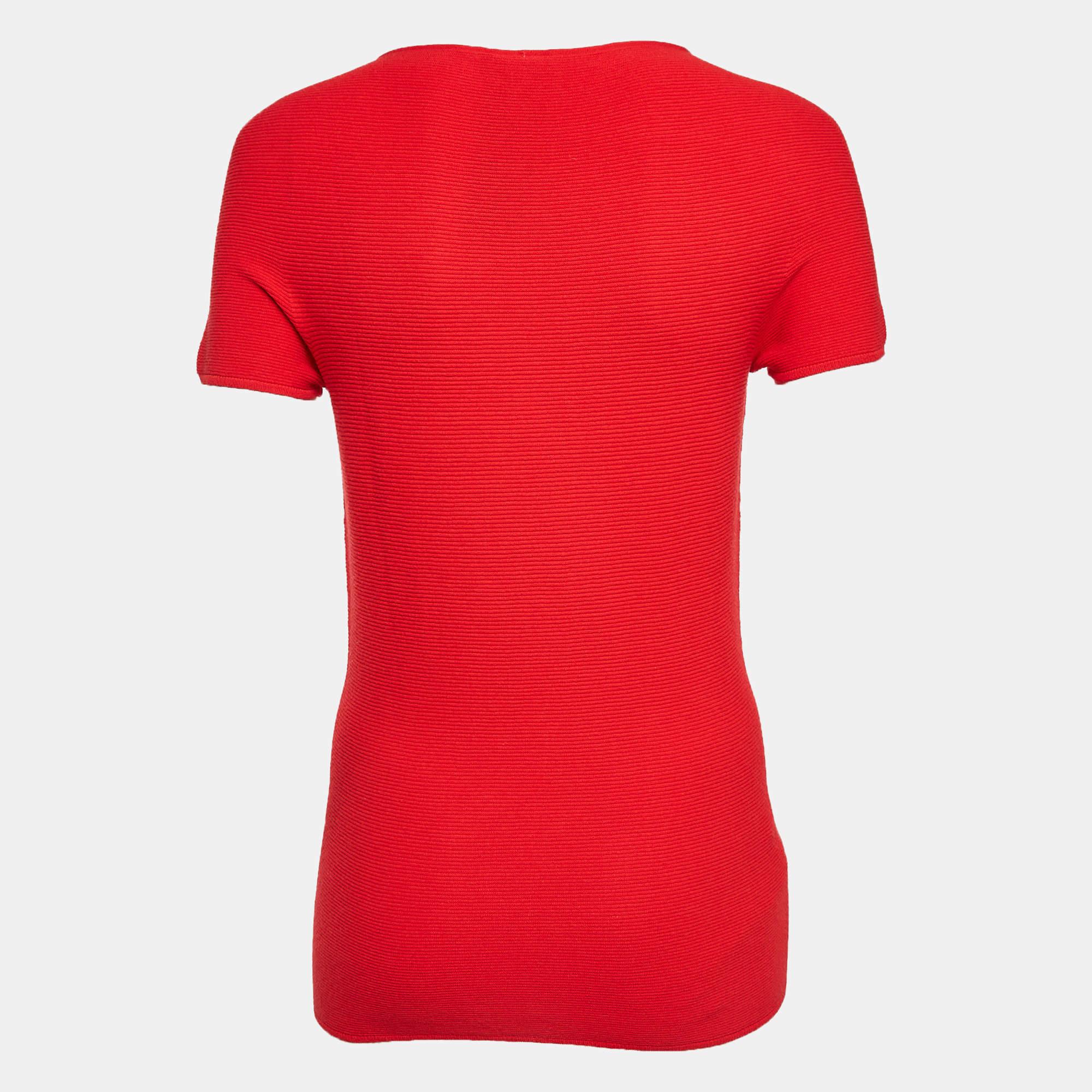 Find great style and comfort while wearing this designer top. Tailored using the best fabrics the creation has been given immense detail. Style it with a pair of jeans and flats.