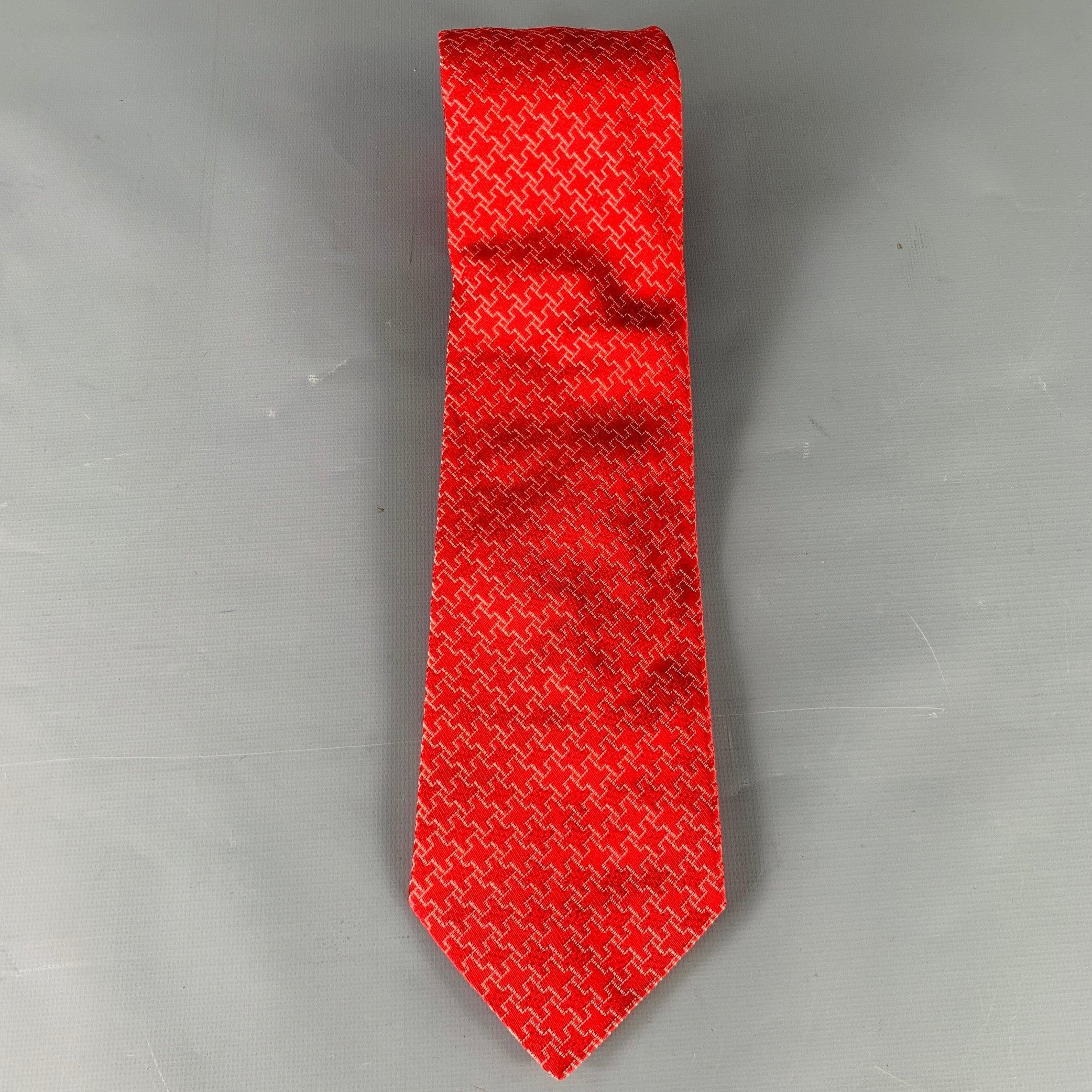 GIORGIO ARMANI Red White Textured Silk Tie In Good Condition For Sale In San Francisco, CA
