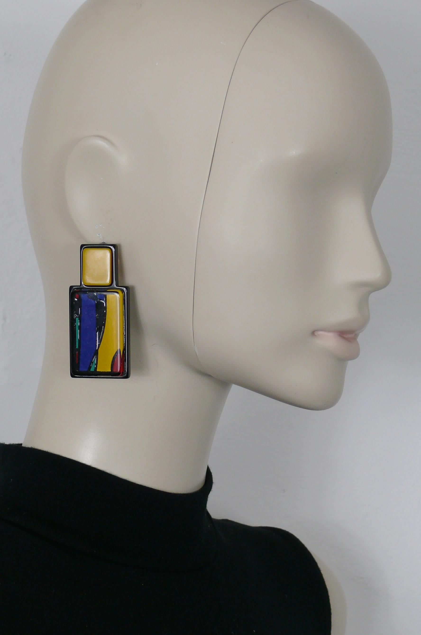 GIORGIO ARMANI multicolored resin flacon design clip-on earrings.

Cursive signature GIORGIO ARMANI.

Indicative measurements : height approx. 6.3 cm (2.48 inches) / width approx. 2.8 cm (1.10 inches).

Weight per earring : approx. 18