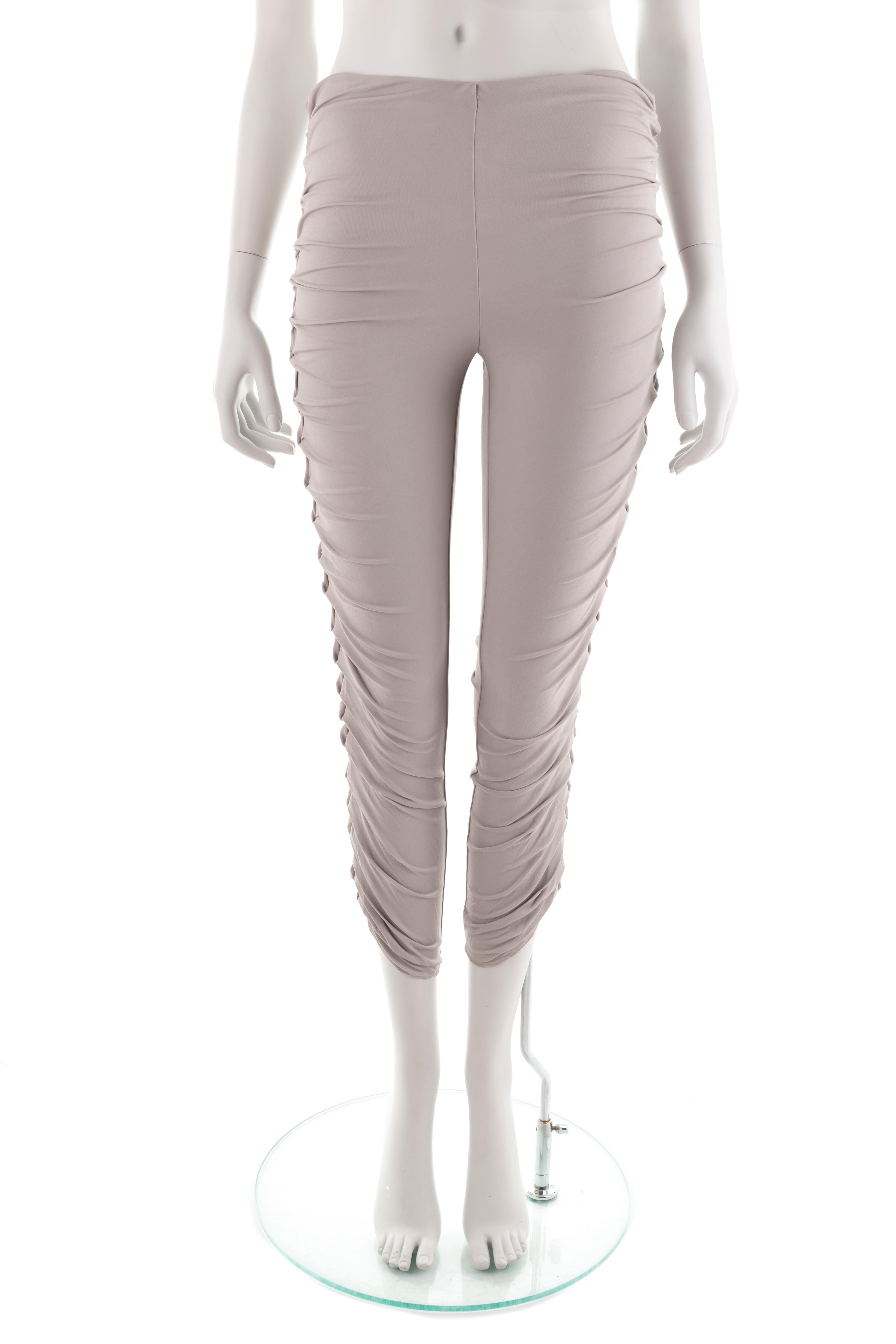 - Giorgio Armani jersey leggings
- Sold by Gold Palms Vintage
- Spring/Summer 2003
- High-waist
- Ruched legs
- Size IT 40 / US 6

Measurements:

Waistline: 64 cm / 25.1 inch
Outseam: 85,5 cm / 33.6 inch
