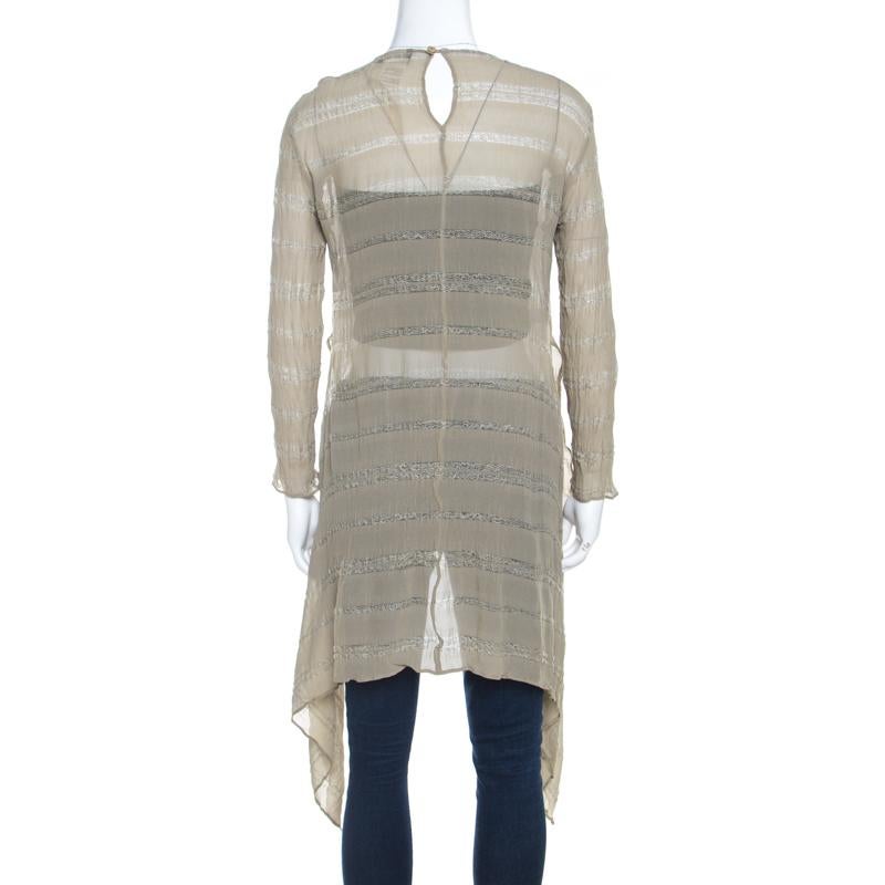 Entscheiden Sie sich für eine Bluse von Giorgio Armani wie diese, wenn Sie auf der Suche nach einem mühelosen Look sind. Die Bluse ist durchsichtig, hat lange Ärmel und einen asymmetrischen Saum. Tragen Sie es mit einem Camisole, Jeans und flachen