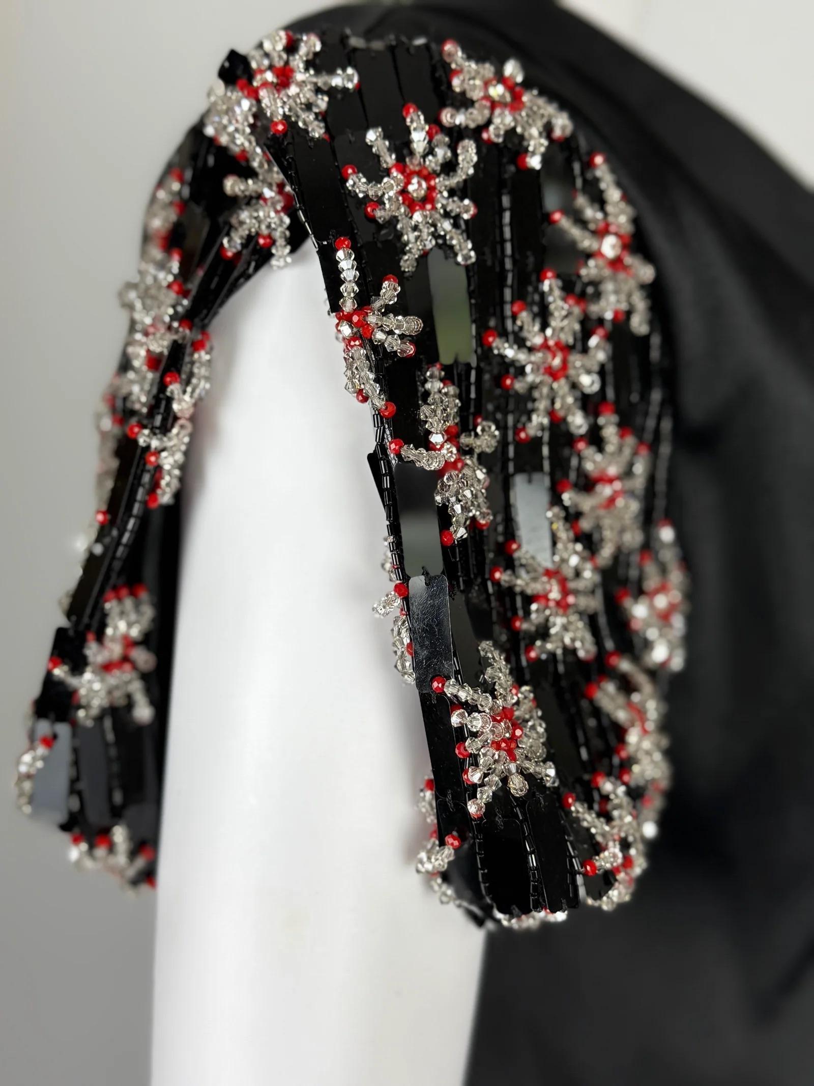 Robe en satin Giorgio Armani avec manches ornées, FW 2017 en vente 5