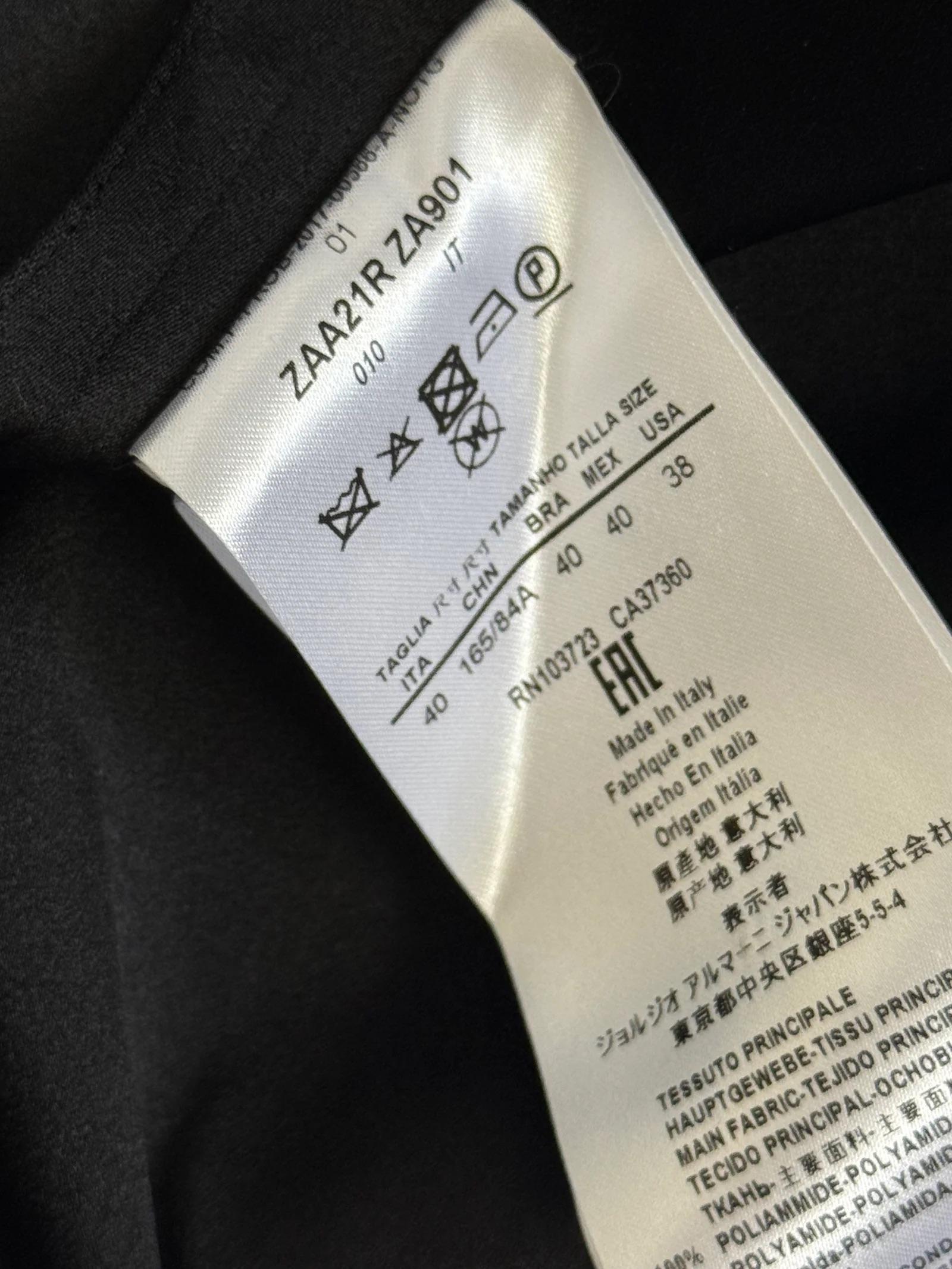 Robe en satin Giorgio Armani avec manches ornées, FW 2017 en vente 10