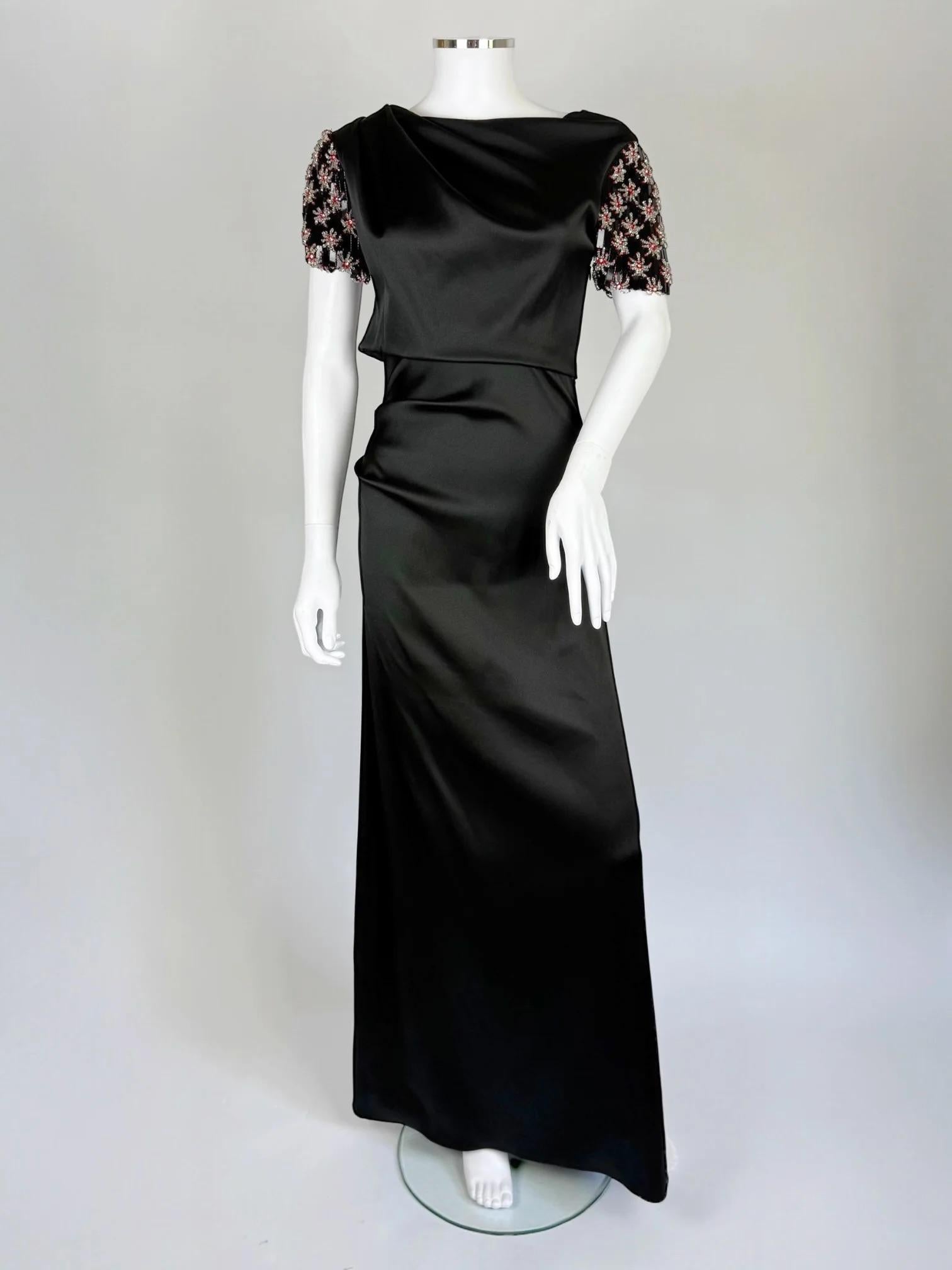 Giorgio Armani, robe drapée en satin noir avec manches embellies, automne-hiver 2017.
Magnifique satin noir structuré avec drapé asymétrique et fermeture éclair latérale dissimulée.
Exceptionnellement flatteur 
Les manches courtes, entièrement