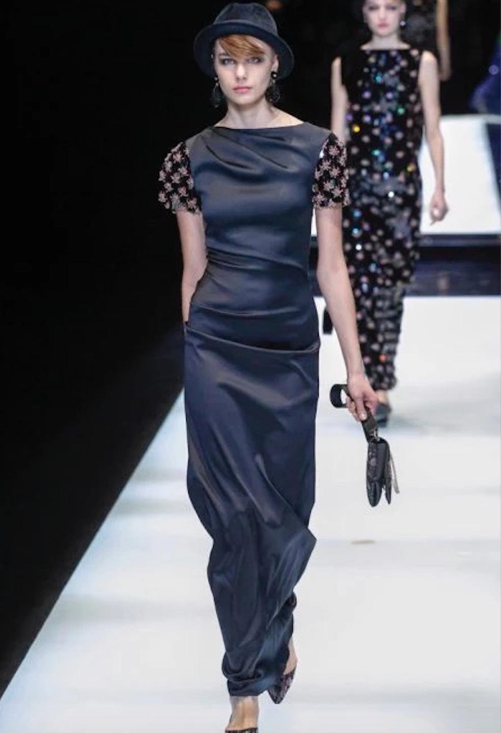 Noir Robe en satin Giorgio Armani avec manches ornées, FW 2017 en vente