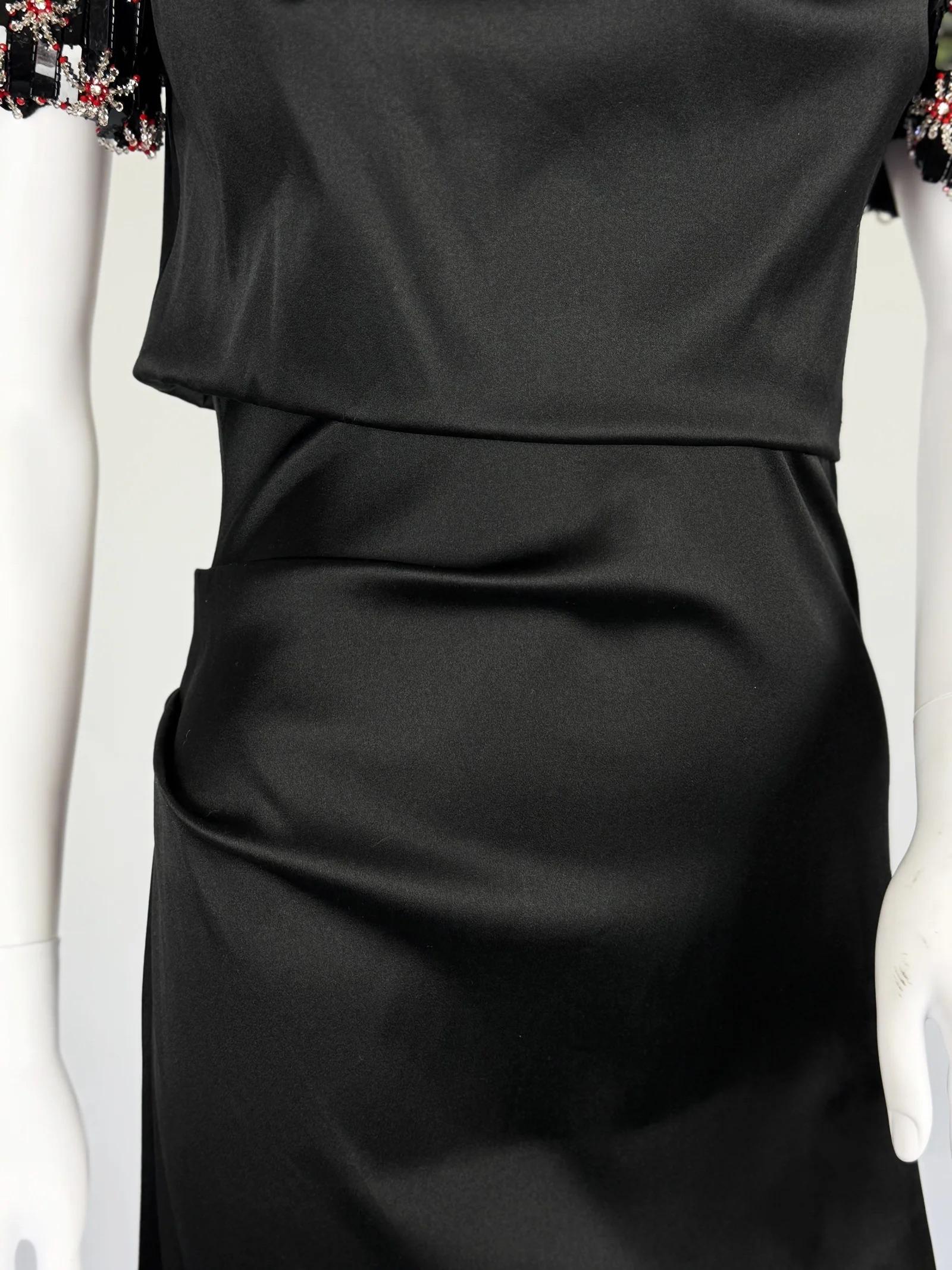 Robe en satin Giorgio Armani avec manches ornées, FW 2017 Bon état - En vente à Marlborough, GB