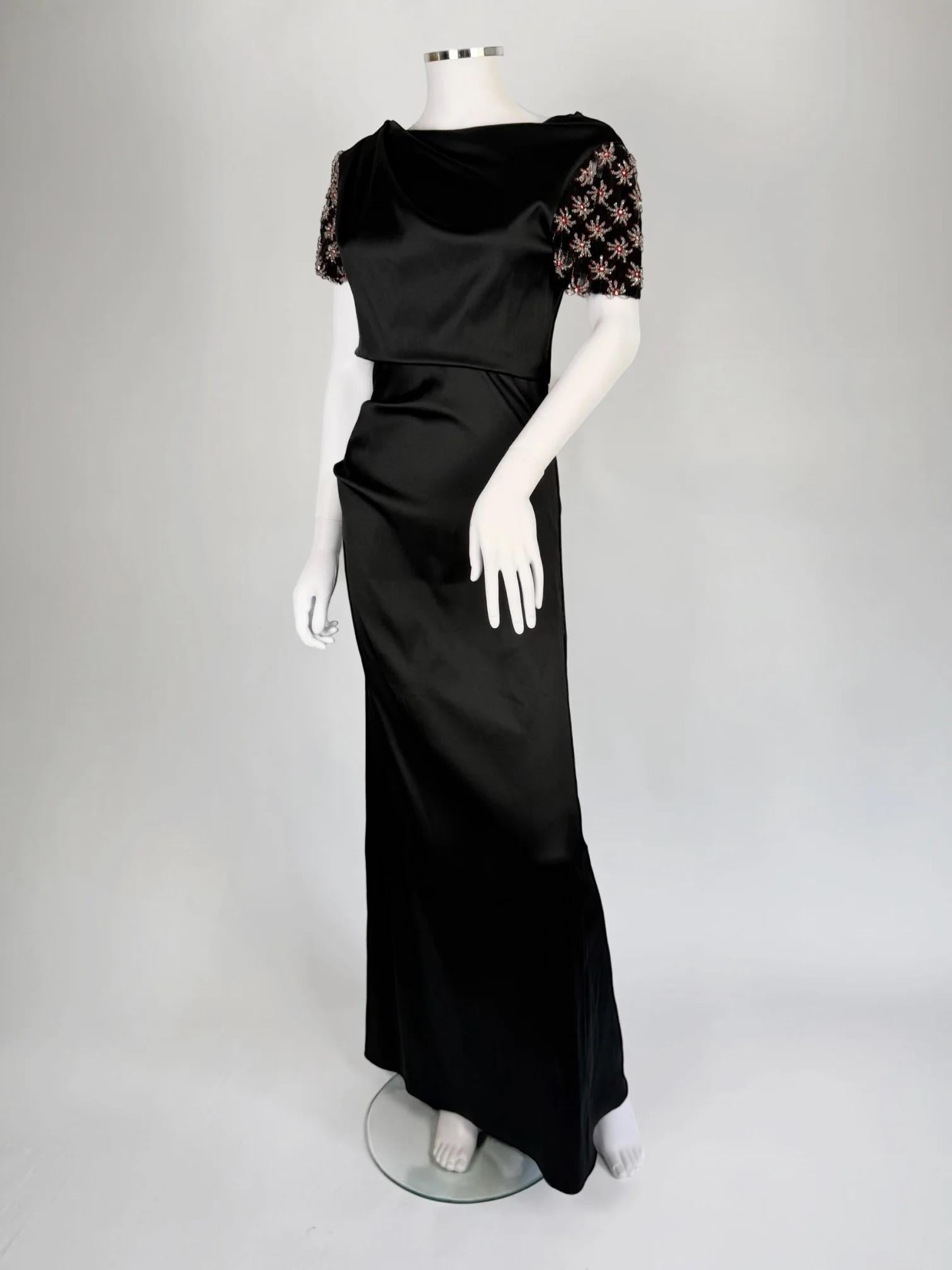 Robe en satin Giorgio Armani avec manches ornées, FW 2017 en vente 1