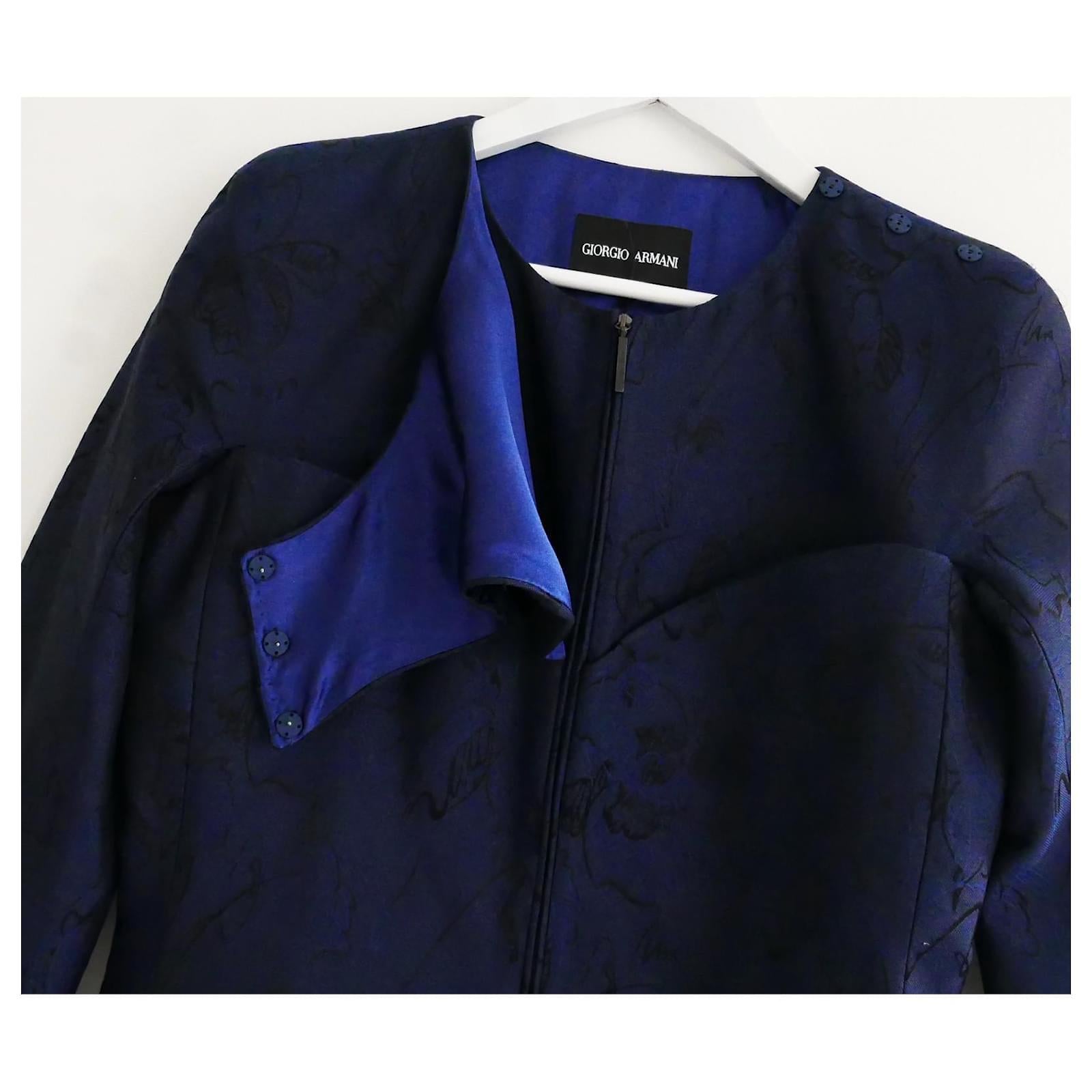 Exquise veste corset Giorgio Armani de très haute qualité. Achetée pour £1700 et neuve avec étiquettes/carte d'authenticité. 
Réalisé en brocart de soie marine et noire avec une épaisse doublure en soie bleue très brillante. Superbement taillé et