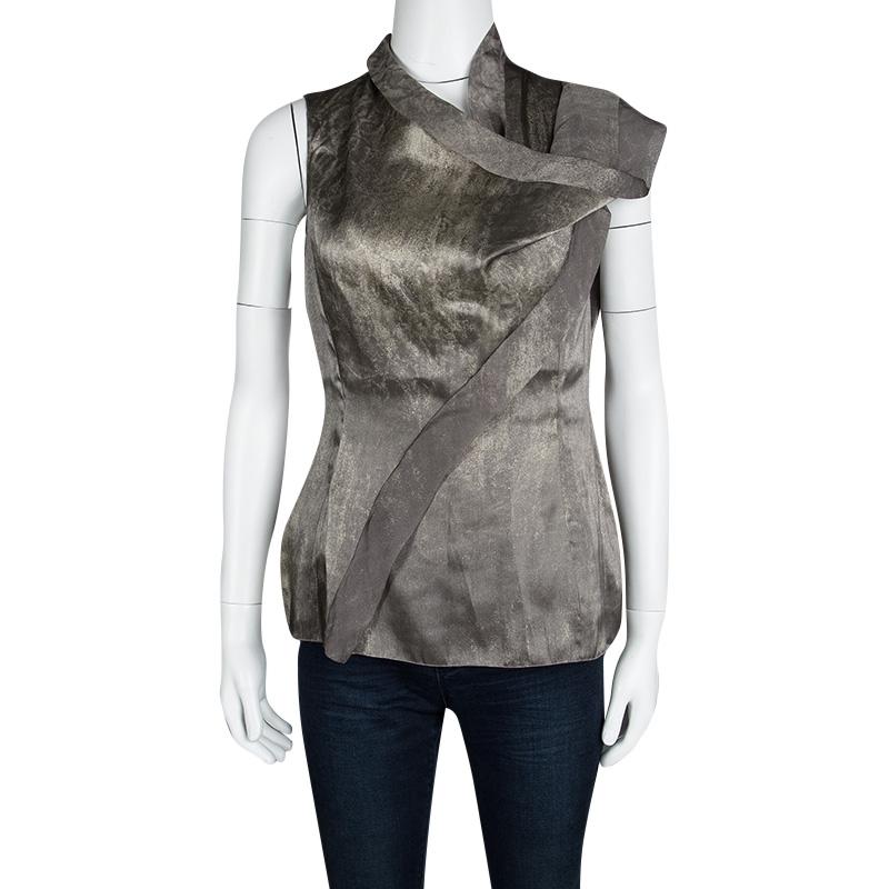 This pretty top from Giorgio Armani is here to adorn you with style. Flaunting a feminine design with gorgeous fold detailing, this sleeveless top will make a fine wardrobe addition.

