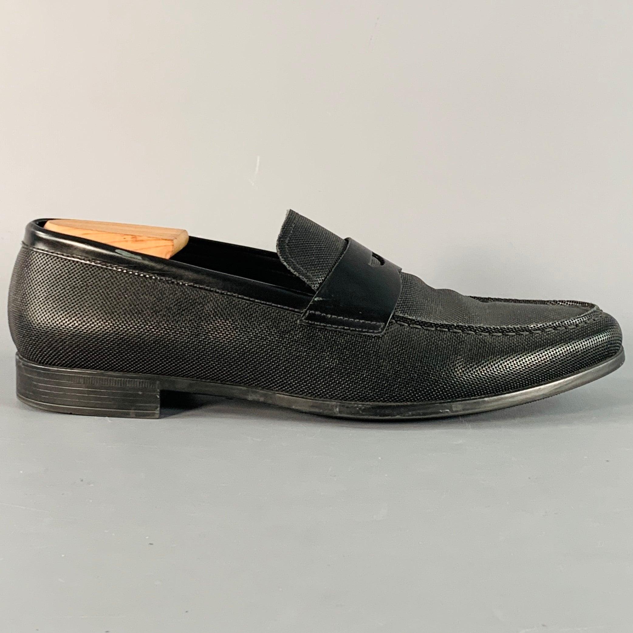 GIORGIO ARMANI Halbschuhe
aus schwarzem, strukturiertem Leder, mit einem Riemen aus Glattleder mit passender Verzierung, Gummisohle und Schlupfverschluss. Schuhspanner nicht enthalten. Made in Italy. sehr guter gebrauchter Zustand. 

Markiert:   10