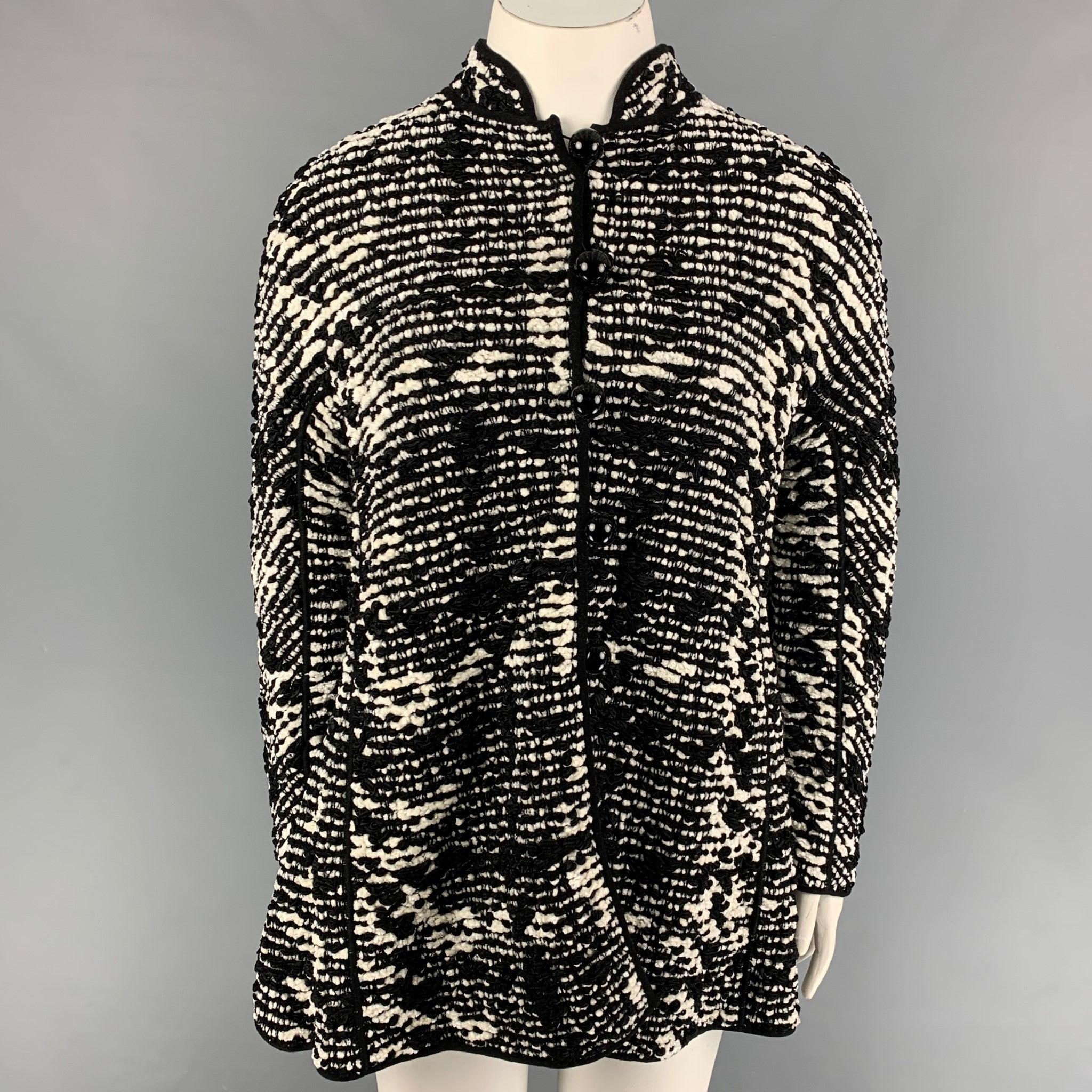 Il cappotto di Giorgio Armani in misto viscosa intrecciata bianca e nera è caratterizzato da due spalline frontali, colletto rialzato, dettaglio posteriore a strap e chiusura con bottoni. Prodotto in Italia.
Nuovo con etichetta.
 

Contrassegnato:  