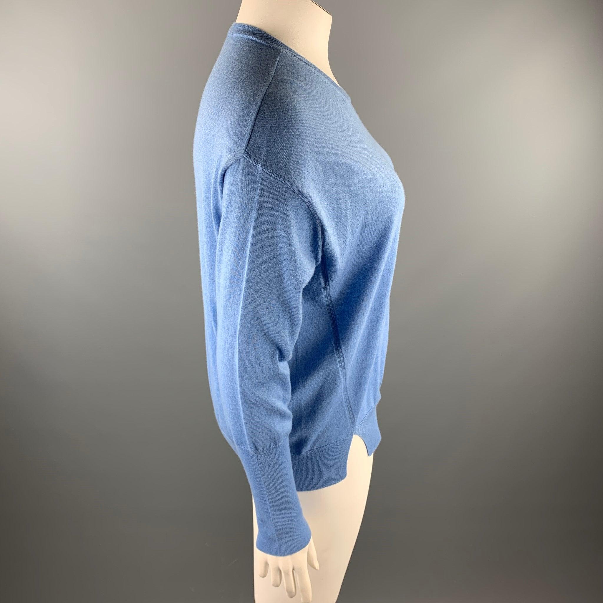 GIORGIO ARMANI pullover sweater comes in light blue cashmere knit with a round neck, slit waistband, and lone sleeves with extended cuff. Made in Italy.Excellent
Pre-Owned Condition. 

Marked:   EU 48 

Measurements: 
 
Shoulder:
23 inches Bust:
50
