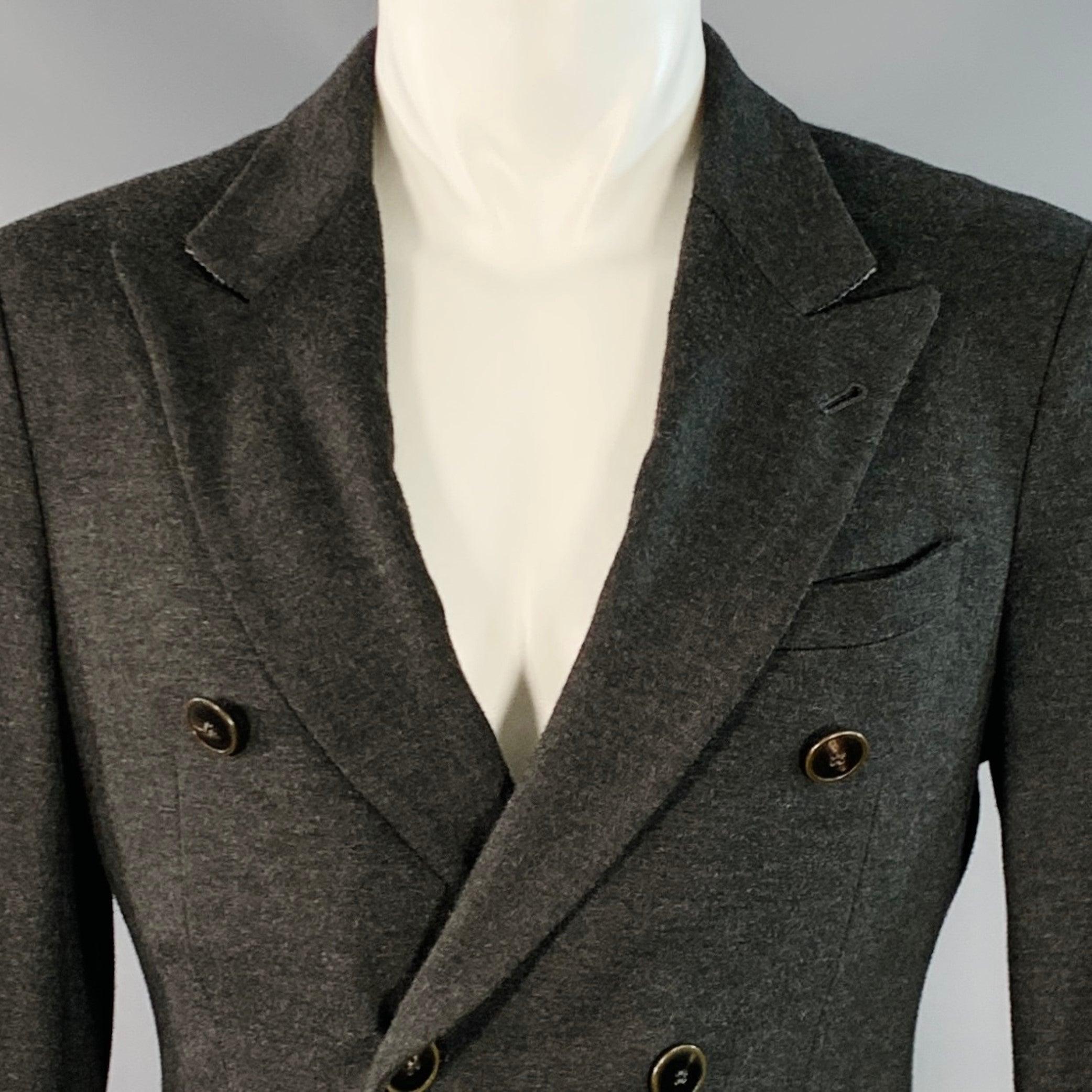Giacca Giorgio Armani
in tessuto misto viscosa grigio, con doppiopetto, revers a lancia e chiusura a due bottoni. Made in Italy. Eccellente condizione di usato. 

Contrassegnato:   IT 48 

Misure: 
 
Spalla: 17,25 pollici Petto: 38 pollici Manica: