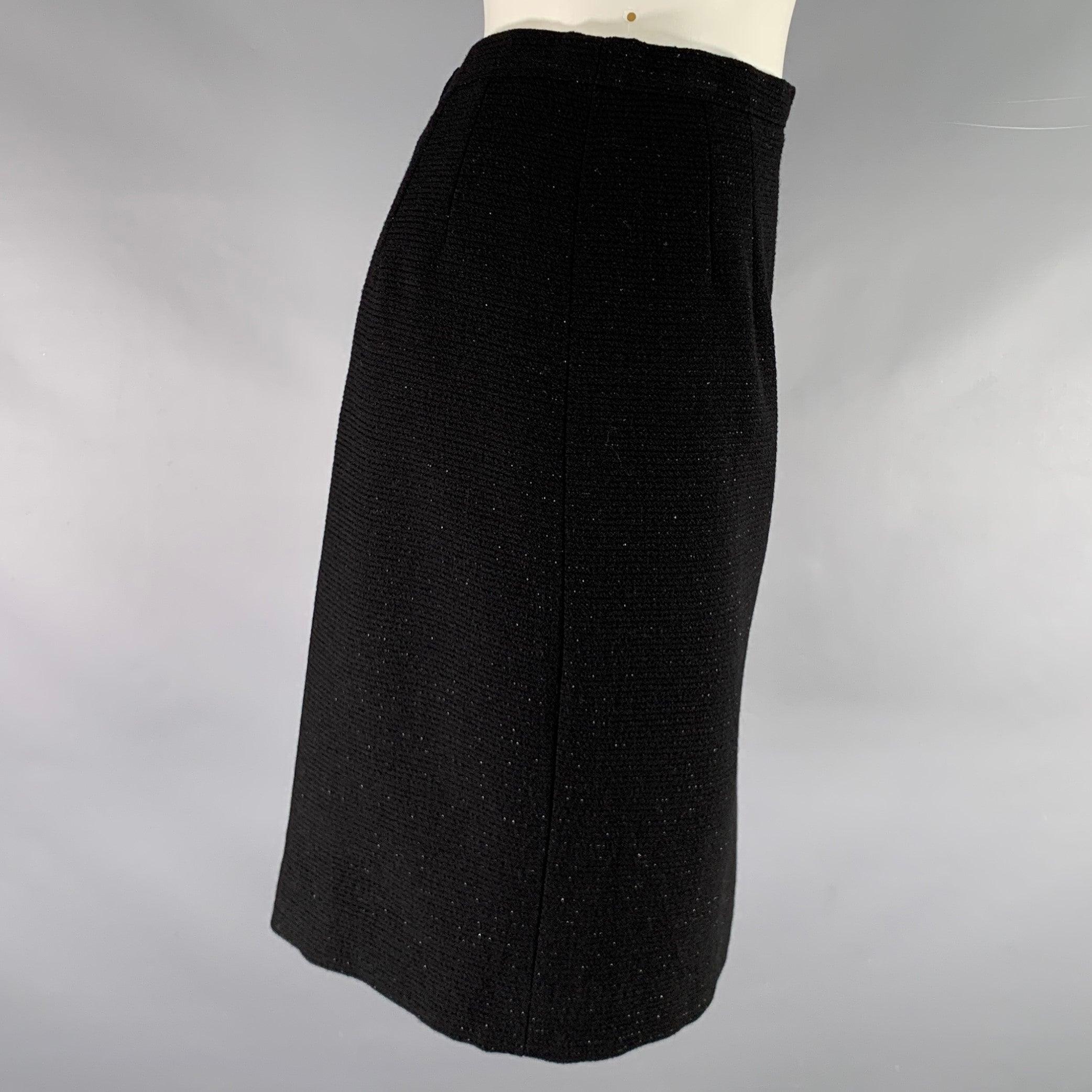 Der Rock von GIORGIO ARMANI aus schwarzem MATERIAL aus Wolle und Polyamid ist im Bleistiftstil gehalten und lässt sich am Rücken mit einem Reißverschluss schließen. 
Made in ItalySehr guter gebrauchter Zustand. 

Markiert:   4 

Abmessungen: 
 