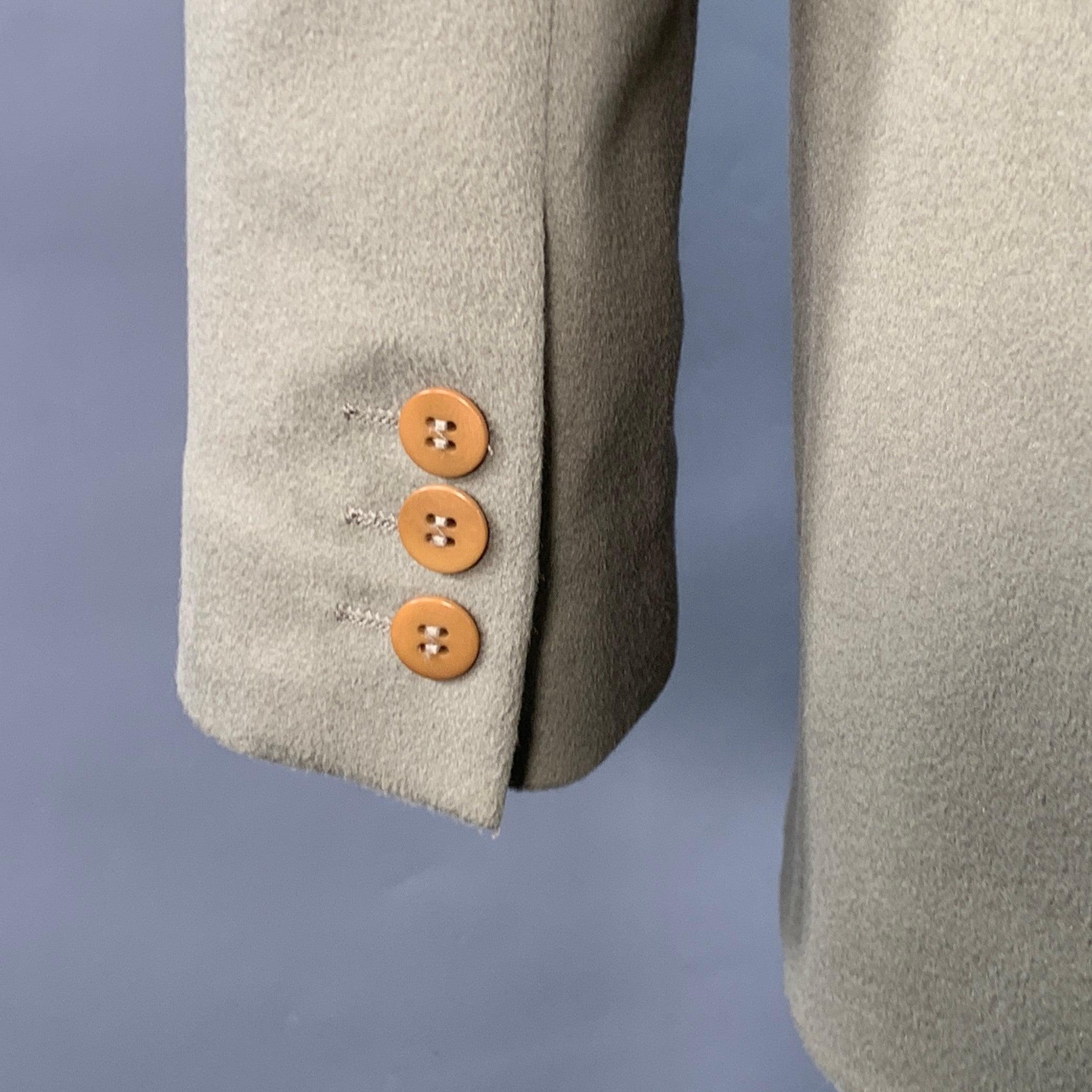 GIORGIO ARMANI Size 4 Green Sage Cashmere Double Breasted Jacket Blazer en Bueno estado para la venta en San Francisco, CA