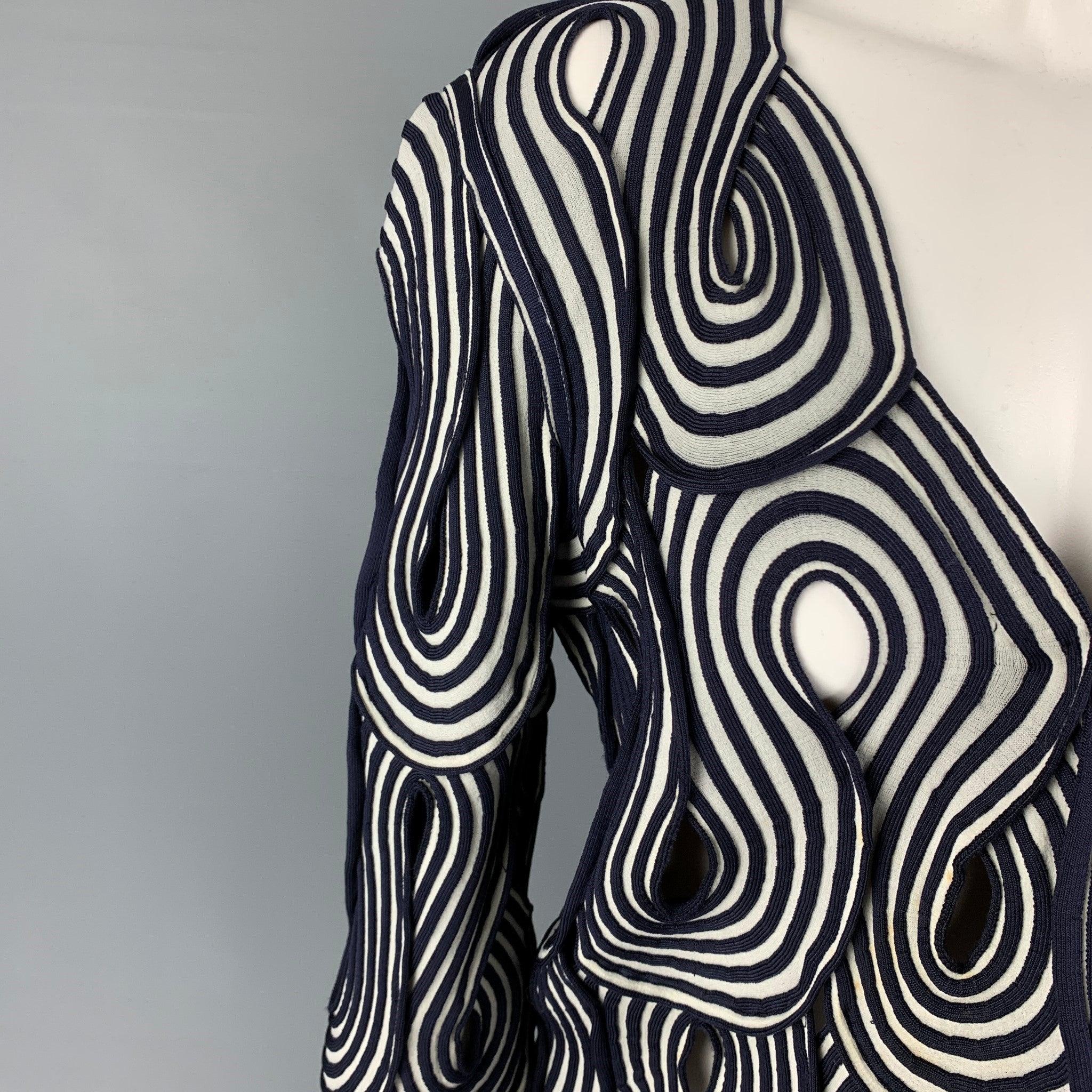 GIORGIO ARMANI jacket comes in a purple & white swirl print viscose / polyamide featuring long sleeves and a single button closure. Made in Italy.
Very Good
Pre-Owned Condition. 

Marked:   40 

Measurements: 
 
Shoulder: 16 inches Bust: 34 inches