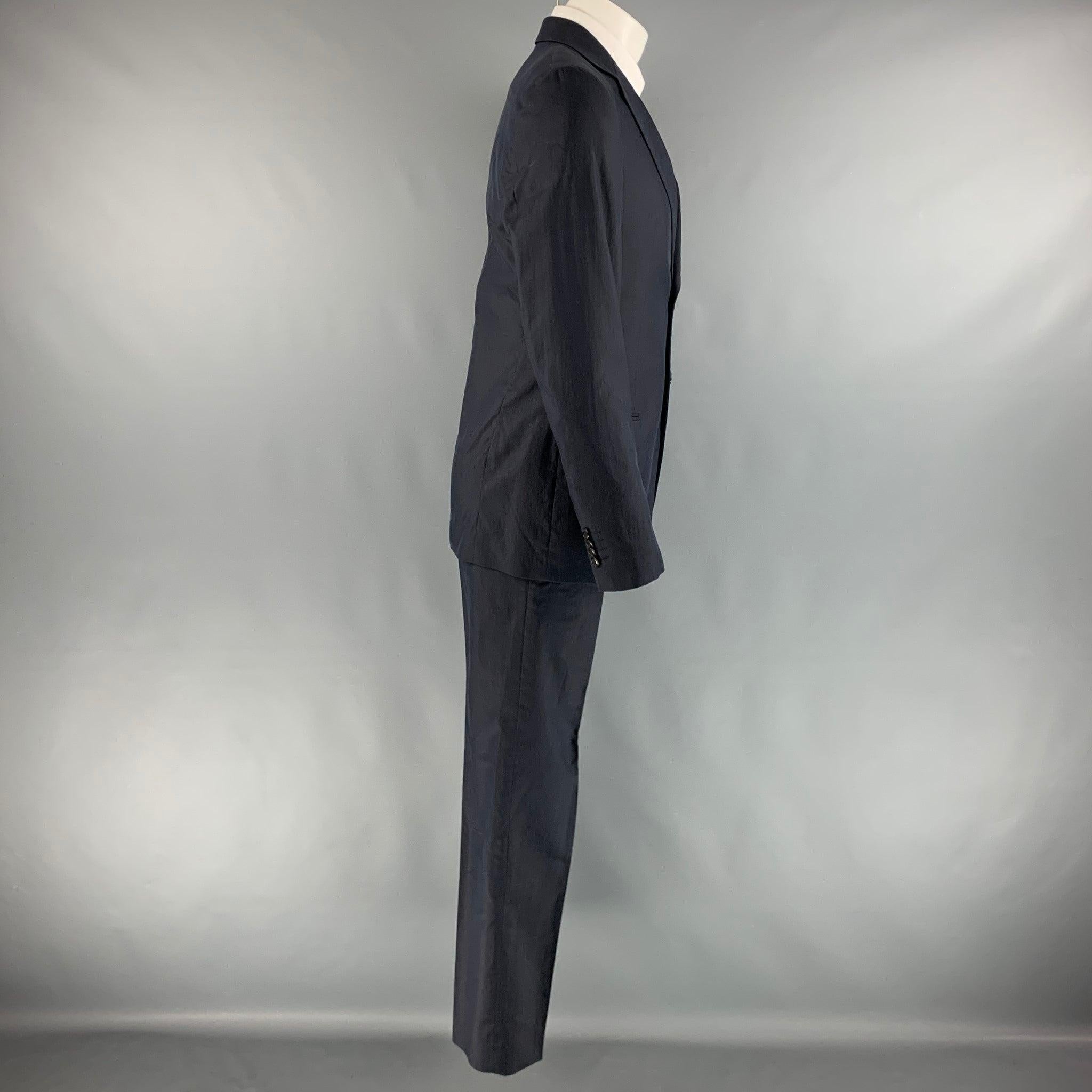 GIORGIO ARMANI Size 40 Navy Solid Cotton Silk Notch Lapel Suit In Good Condition For Sale In San Francisco, CA