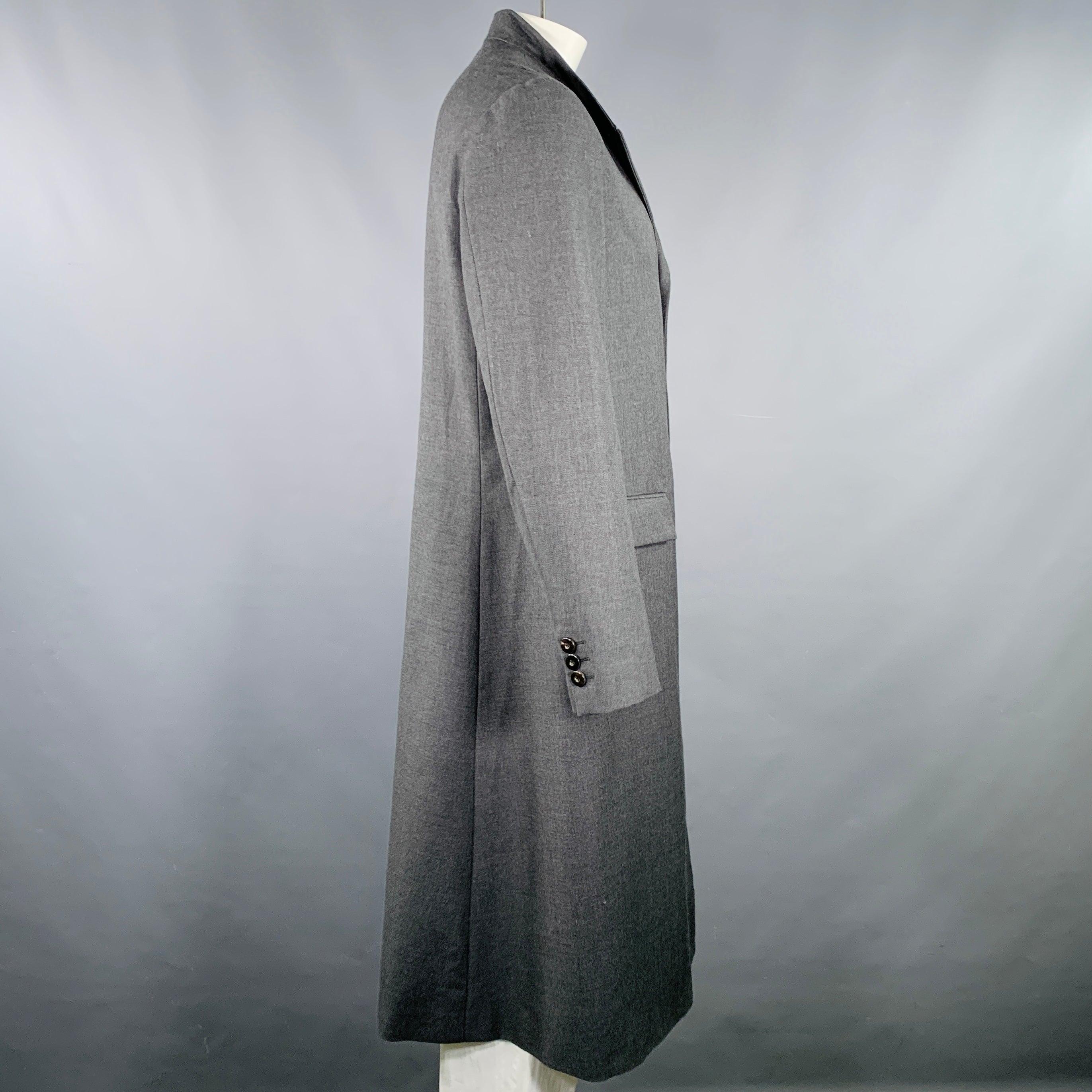 Cappotto Giorgio Armani
in tessuto di lana grigio con risvolto a punta, tre tasche e chiusura a bottoni. Made in Italy.Nuovo con etichette. 

Contrassegnato:   IT 52 

Misure: 
 
Spalla: 18 pollici Petto: 44 pollici Manica: 26,5 pollici Lunghezza: