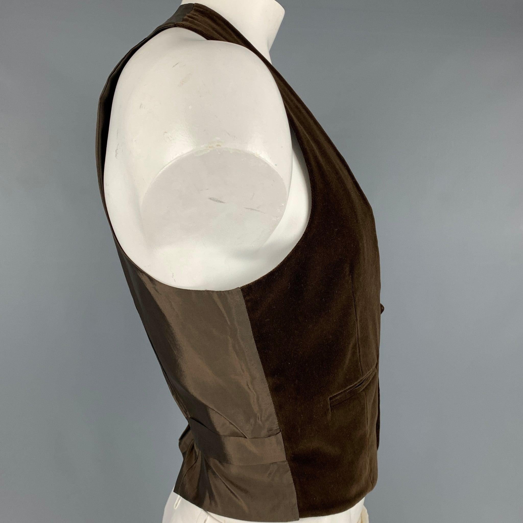 GIORGIO ARMANI vest
in a brown cotton fabric featuring velvet texture, two pockets, and a button closure. Made in Italy.Excellent Pre-Owned Condition. 

Marked:   54 

Measurements: 
 
Shoulder: 12.5 inches Chest: 44 inches Length: 22 inches 
  
  
