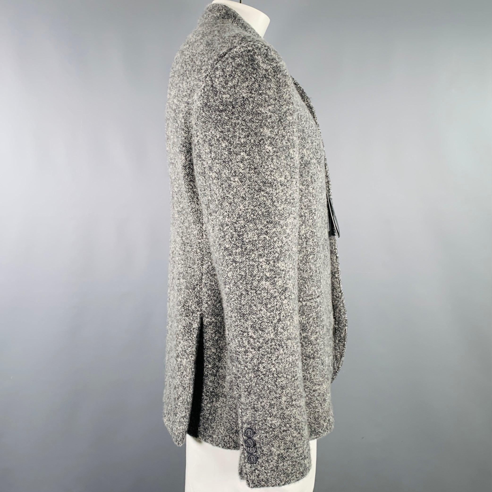 Giacca Giorgio Armani
in morbido e accogliente tweed di seta cashmere grigio antracite, senza colletto, con tre tasche e chiusura con zip nascosta. Made in Italy.Nuovo con etichette. 

Contrassegnato:   IT 54 

Misure: 
 
Spalla: 18,5 pollici Petto: