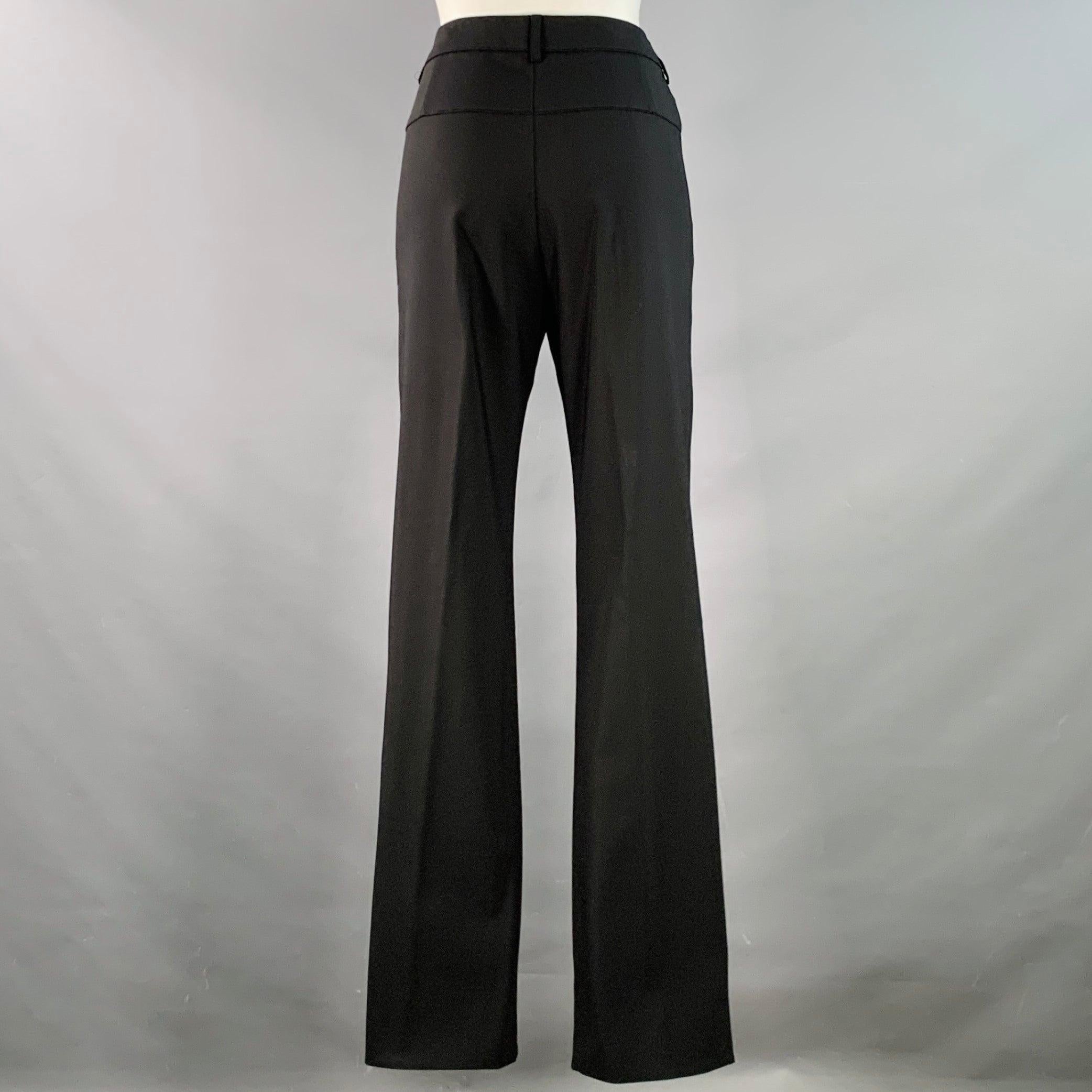 GIORGIO ARMANI Kleid Hose
aus einem schwarzen Schurwoll-Stretch-Mischgewebe mit flacher Vorderseite, geradem Bein und Reißverschluss. Made in Italy. sehr guter gebrauchter Zustand. Sehr kleiner Fleck in der Nähe des Schlitzes. 

Markiert:   IT 42
