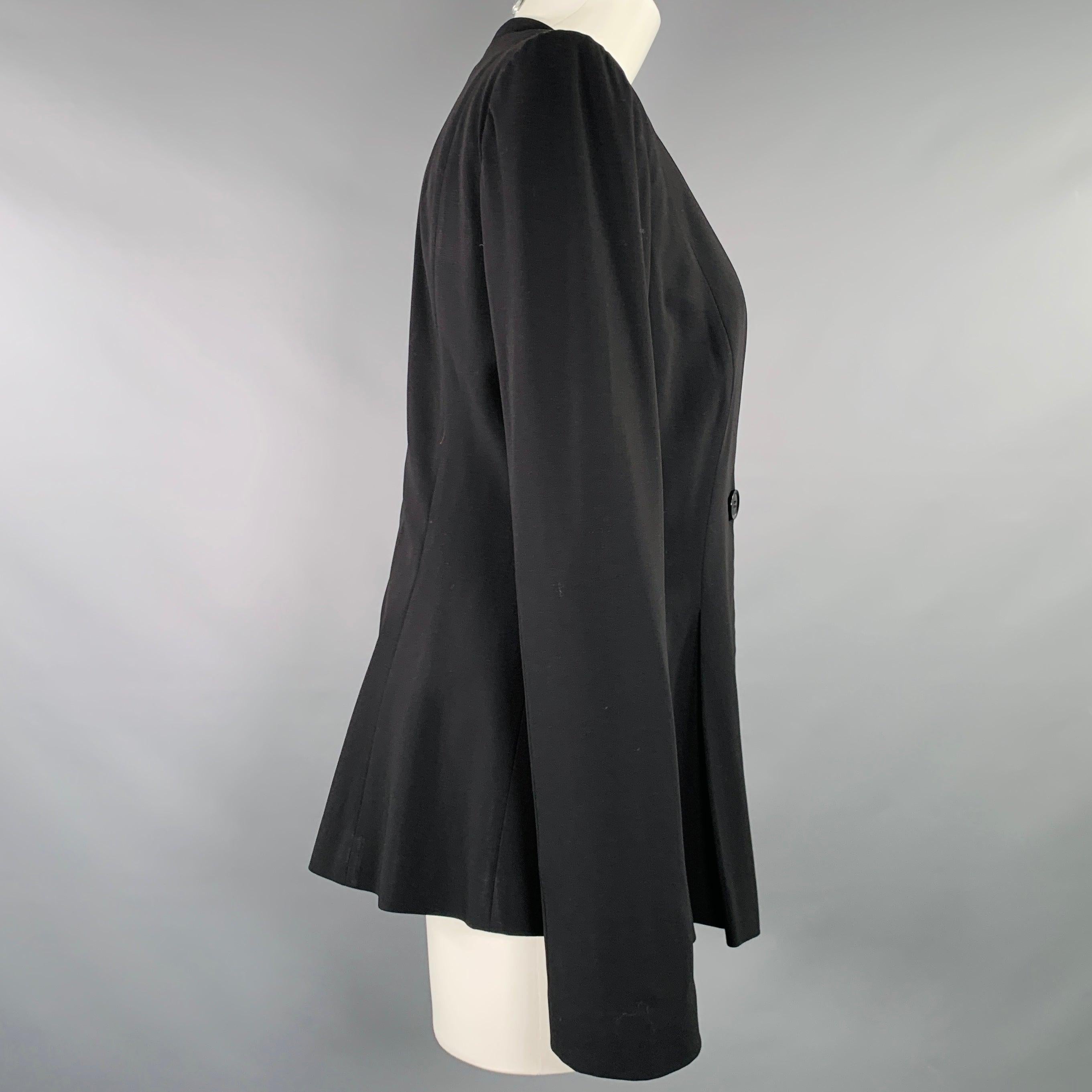 blazer Giorgio Armani
in misto lana nera elasticizzata, senza colletto, con scollo a V e chiusura a un bottone. Made in Italy. Eccellente condizione di usato. 

Contrassegnato:   IT 42 

Misure: 
 
Spalla: 16 pollici Busto: 37 pollici Maniche: 25,5