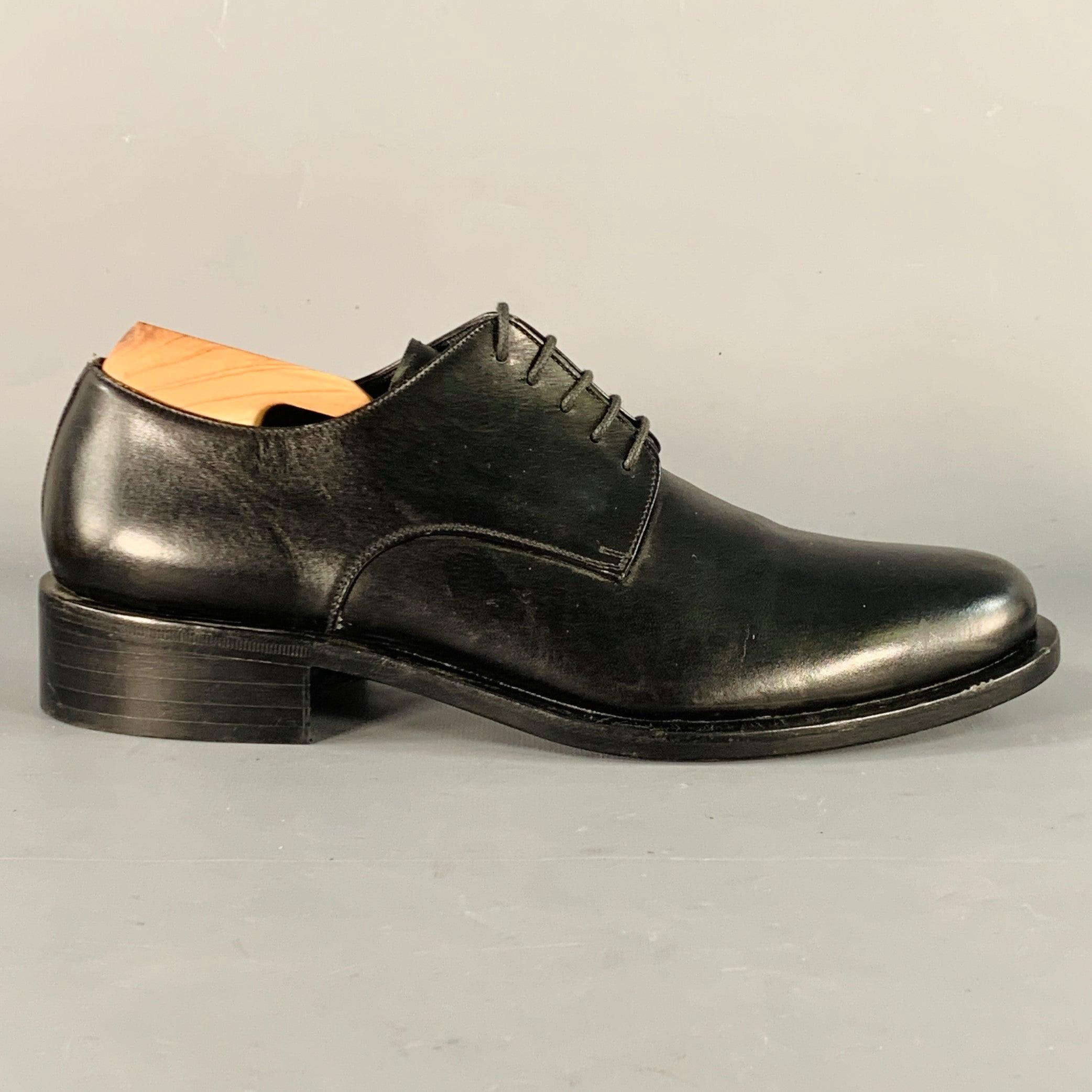 Chaussures GIORGIO ARMANI
en cuir noir, avec un style derby, une semelle en cuir et une fermeture à lacets. Les embauchoirs ne sont pas inclus.
Fabriqué en Italie. Très bon état. 

Marqué :   G 02 4D 40Semelle d'usure : 11 pouces  x 4 pouces 
  
  
