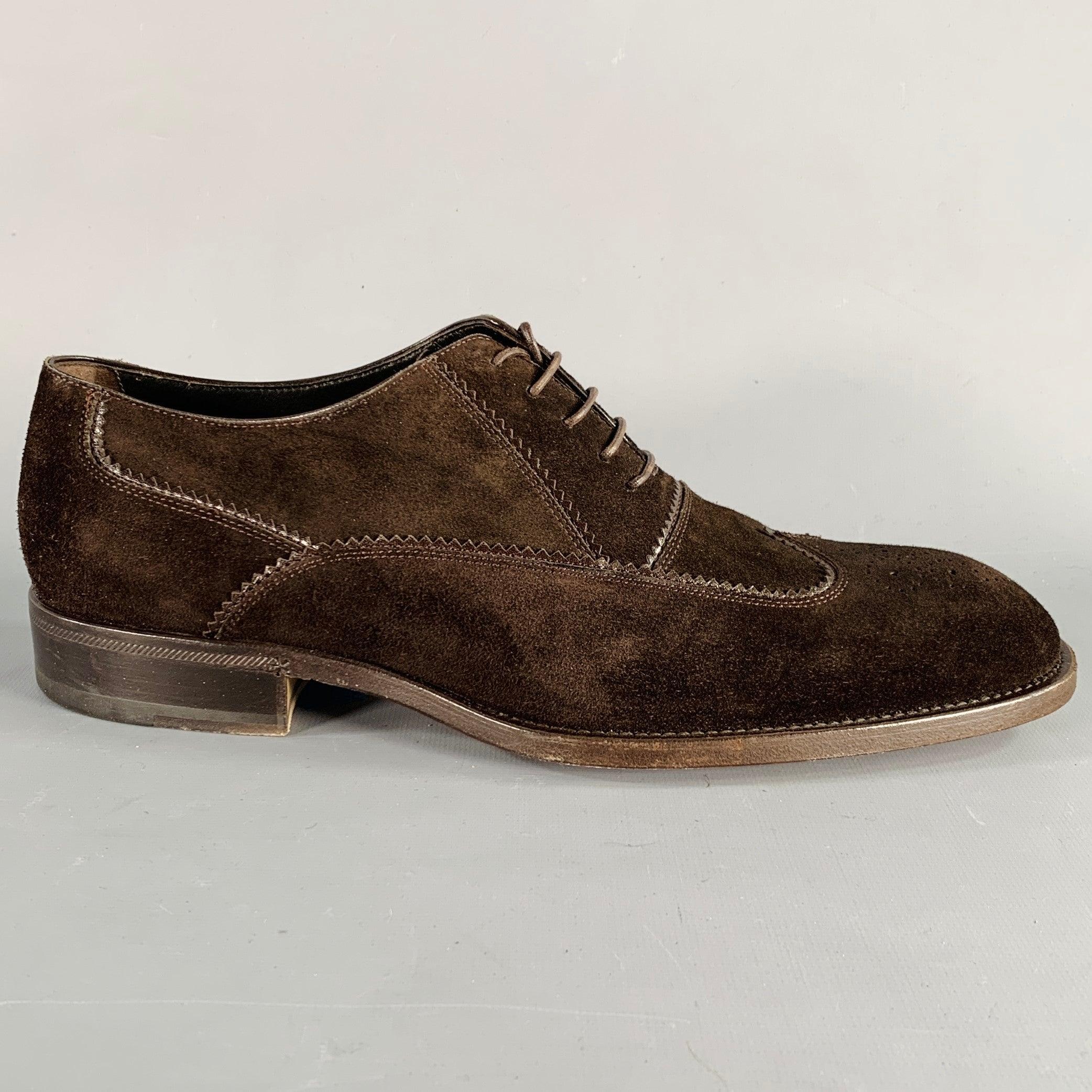 Chaussures GIORGIO ARMANI
en daim texturé marron foncé, avec un style oxford, un design en bout d'aile et une fermeture à lacets. Livré avec boîte. Fabriqué en Italie. Très bon état avec boîte. Petits signes d'usure sur les semelles. 

Marqué :  
