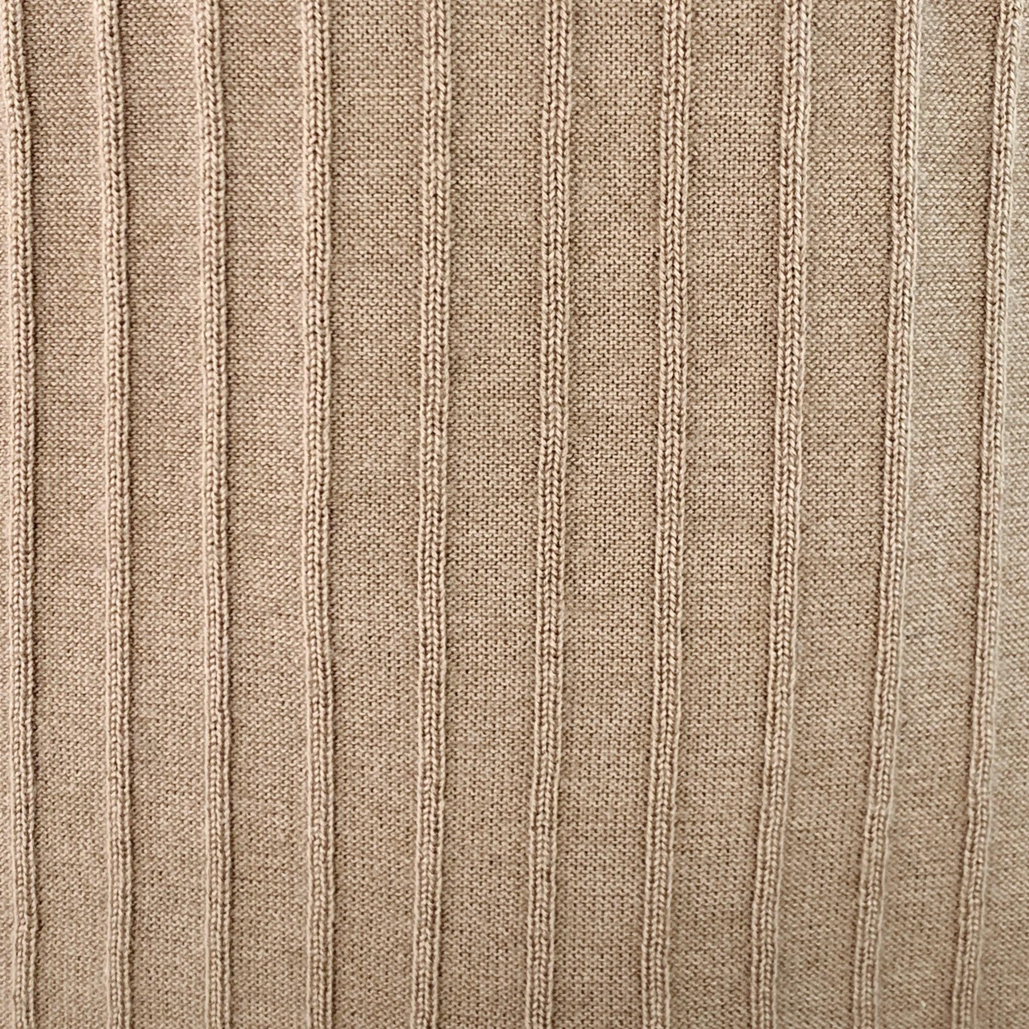 GIORGIO ARMANI CLASSICO Pullover
aus beigem Kaschmir-Seidenstrick mit strukturiertem Längsstreifenmuster, langen Ärmeln und Rundhalsausschnitt. Made in Italy. sehr guter gebrauchter Zustand. Leichte Pillingbildung unter den Armen. 

Markiert:   IT
