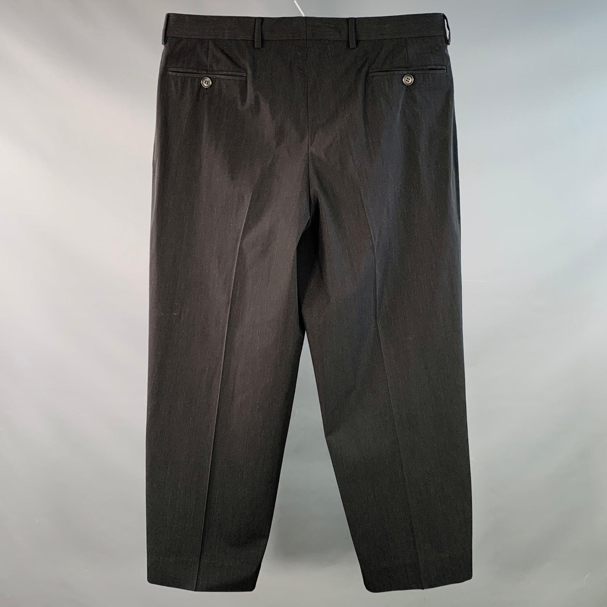 Pantalon habillé GIORGIO ARMANI
en laine mélangée de soie noire, avec un devant plat, une jambe fuselée et une fermeture à glissière. Très bon état d'origine. Marques et signes d'usure mineurs. 

Marqué :   40 

Mesures : 
  Taille : 36 pouces