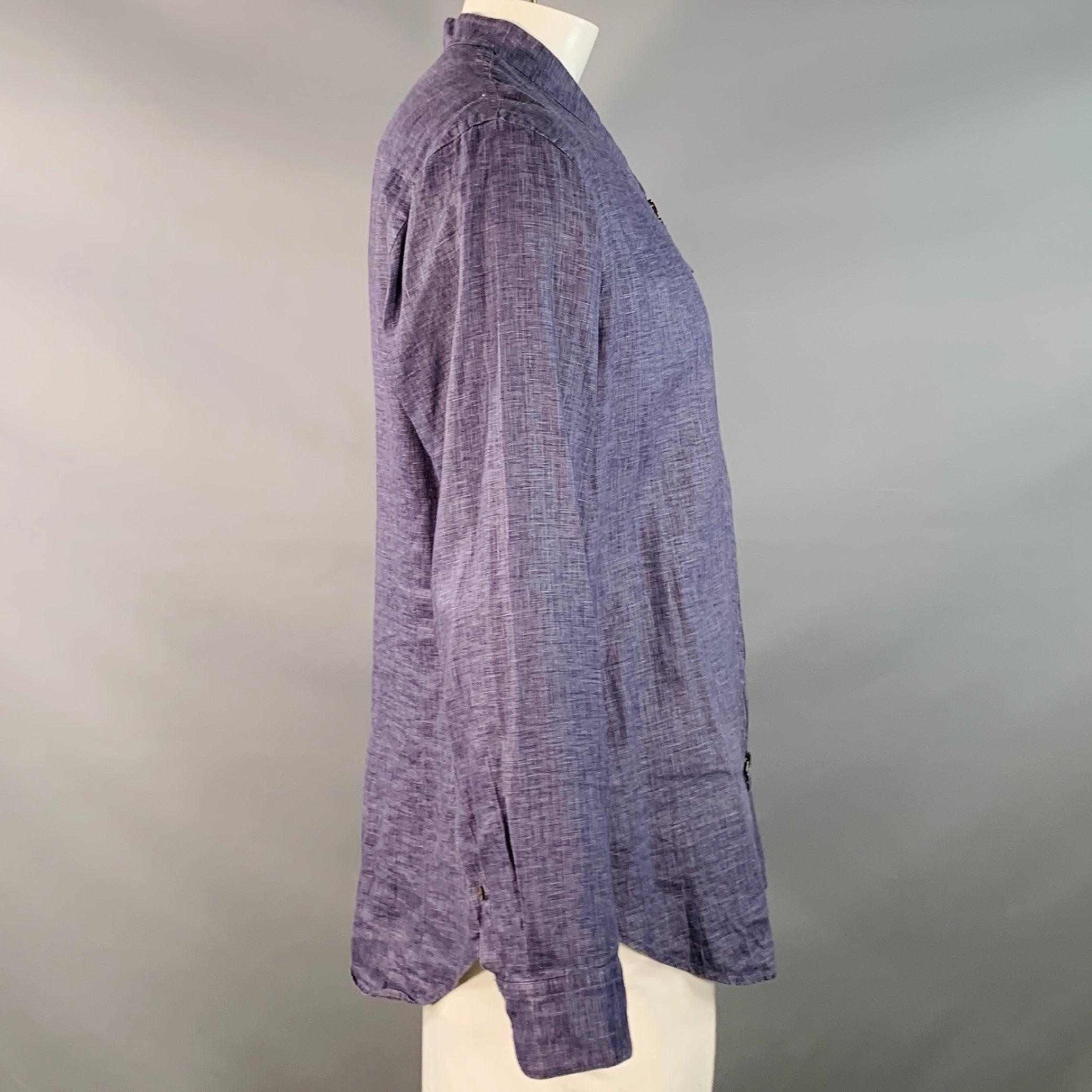 GIORGIO ARMANI chemise à manches longues
dans un tissu de lin bleu, avec un motif tissé, un design sans col avec une encolure en V et une double fermeture à glissière. Fabriqué en Italie. Excellent état. 

Marqué :   IT 43 

Mesures : 
 
Épaule :