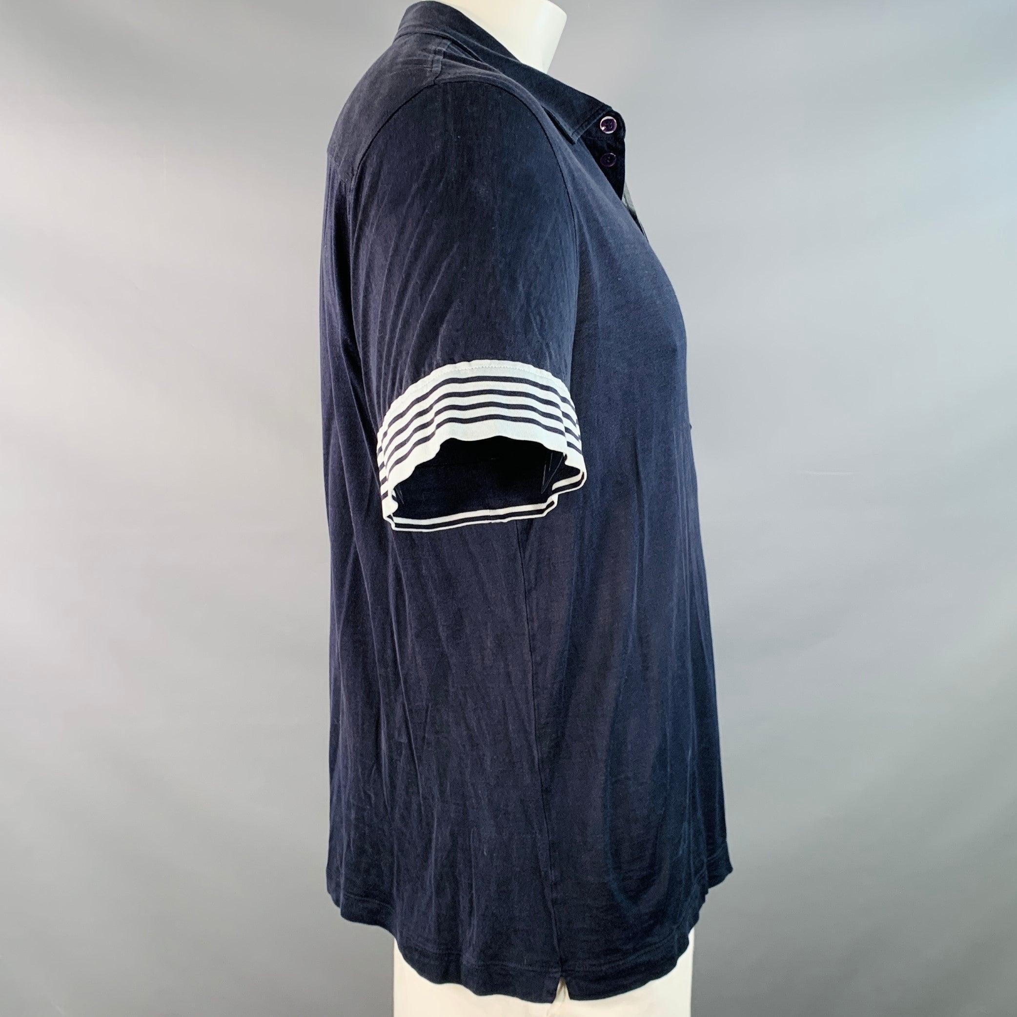 Polo GIORGIO ARMANI
en soie mélangée bleu marine et bleu clair, avec des bordures de poignets à rayures contrastantes, un col large et une demi-patte de boutonnage. Fabriqué en Italie. Excellent état.  

Marqué :   IT 58 

Mesures : 
 
Épaule : 18.5